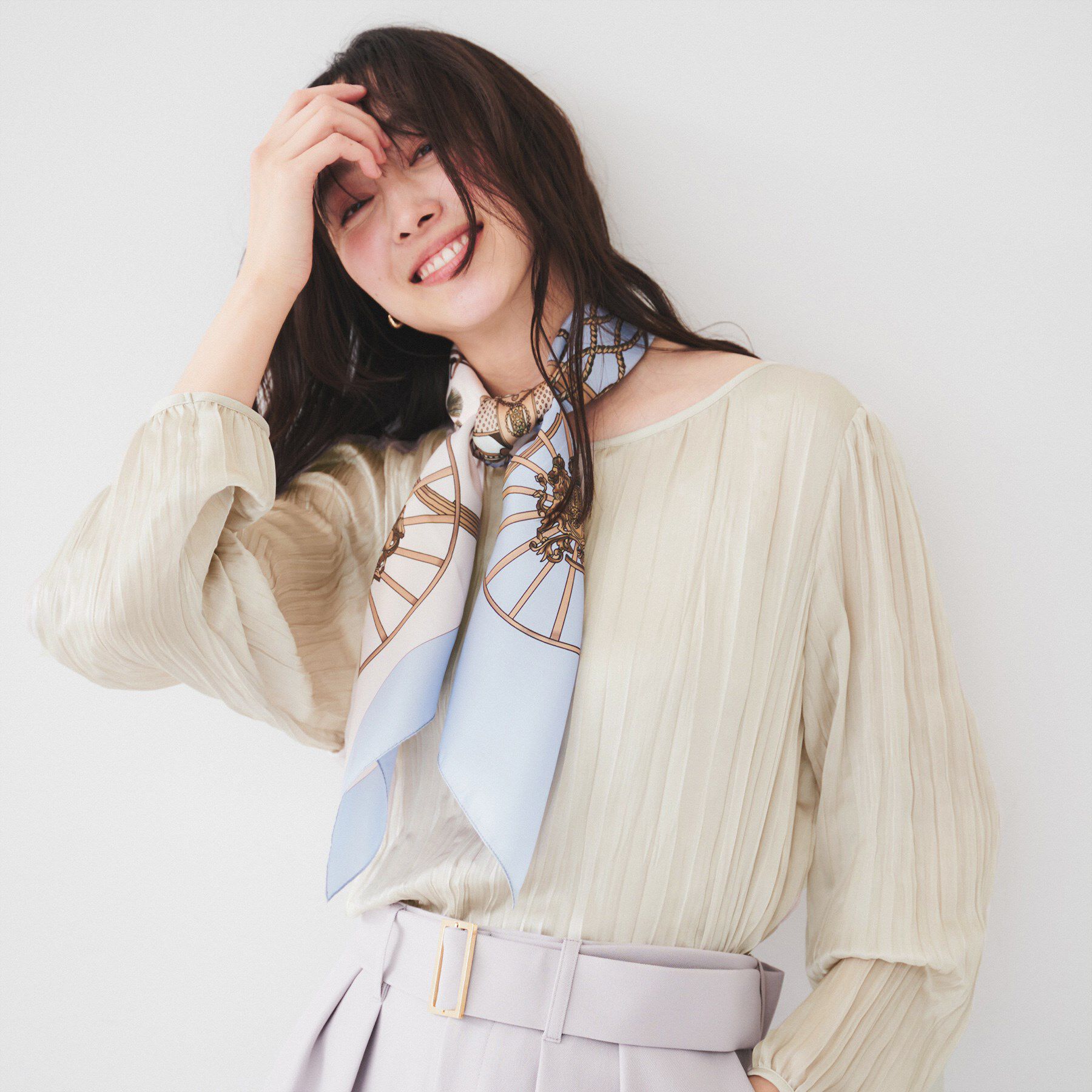 UNTITLED「【きれいめ/エレガント】サテンオーガンジー インナーブラウス」|シャツ・ブラウス|グレージュ(050)