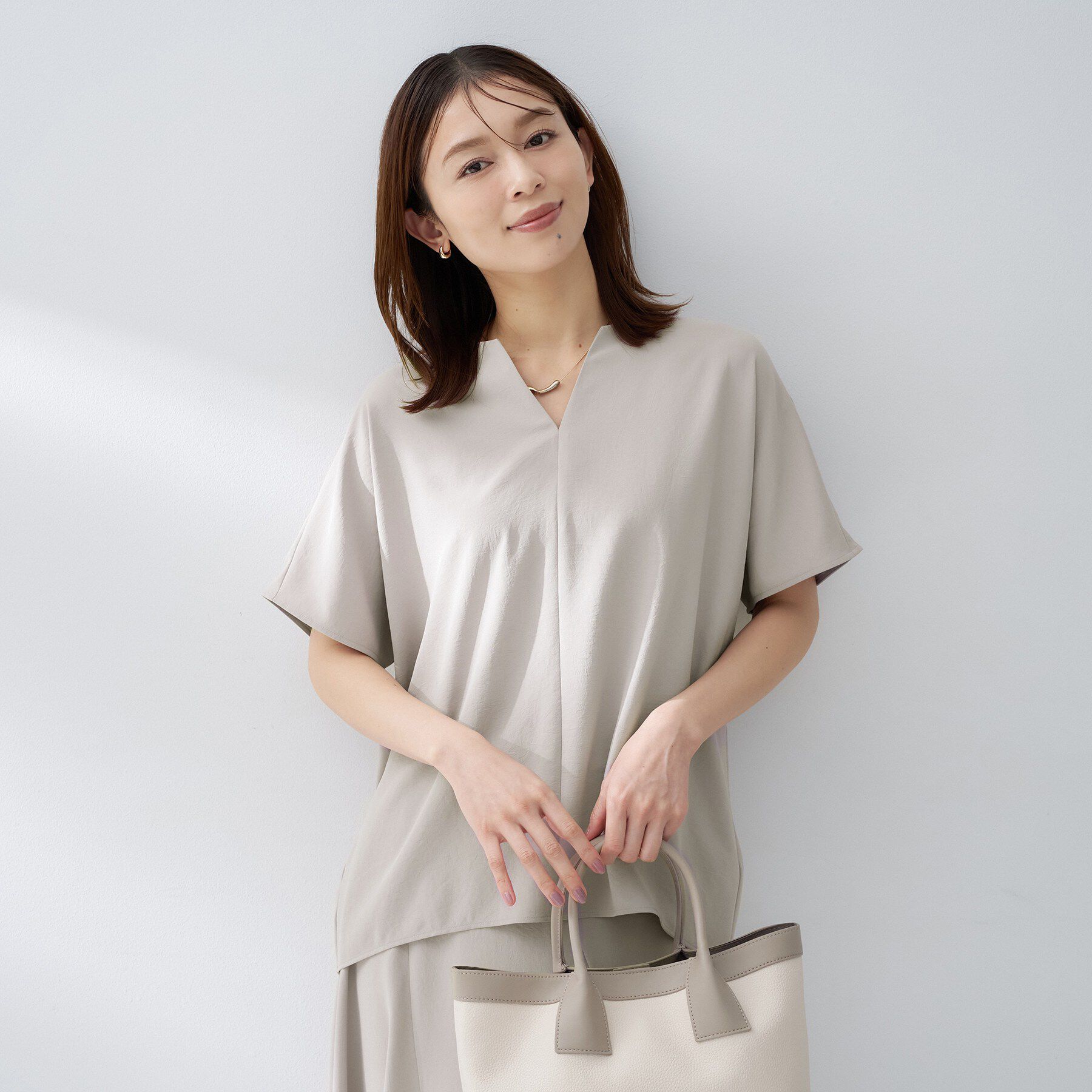 UNTITLED「【夏の名品セットアップが今年も登場！/はっ水/遮熱】リラクミスト キーVネックブラウス」|シャツ・ブラウス|