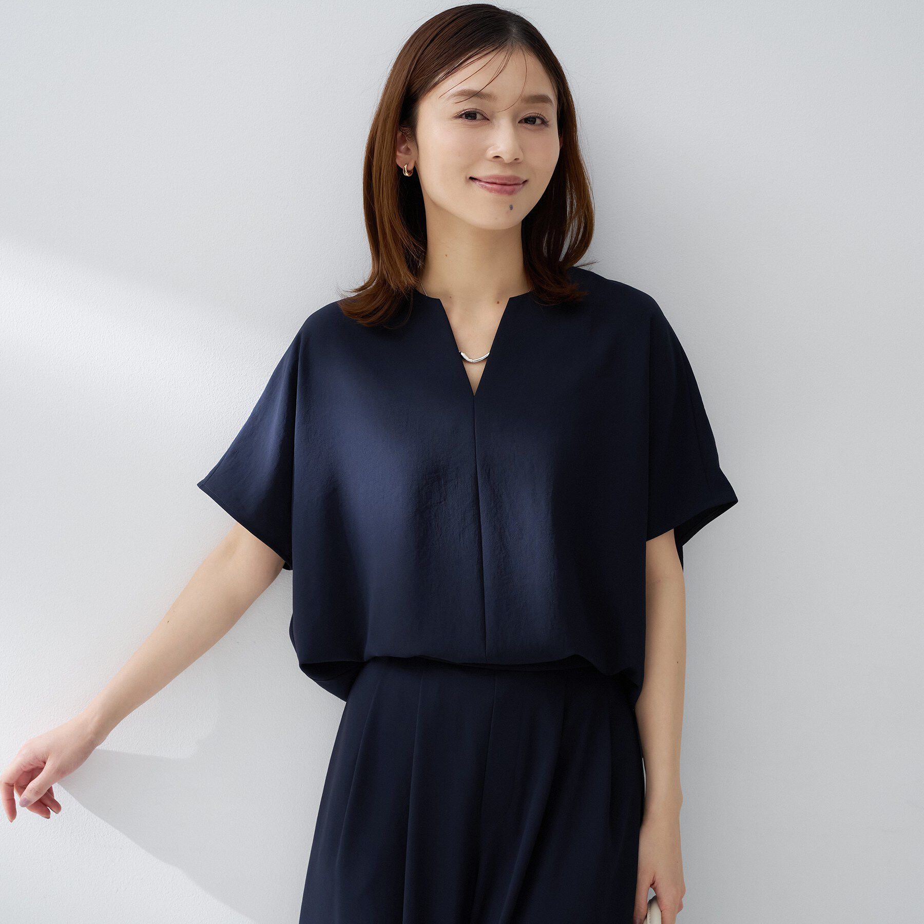 UNTITLED「【夏の名品セットアップが今年も登場！/はっ水/遮熱】リラクミスト キーVネックブラウス」|シャツ・ブラウス|