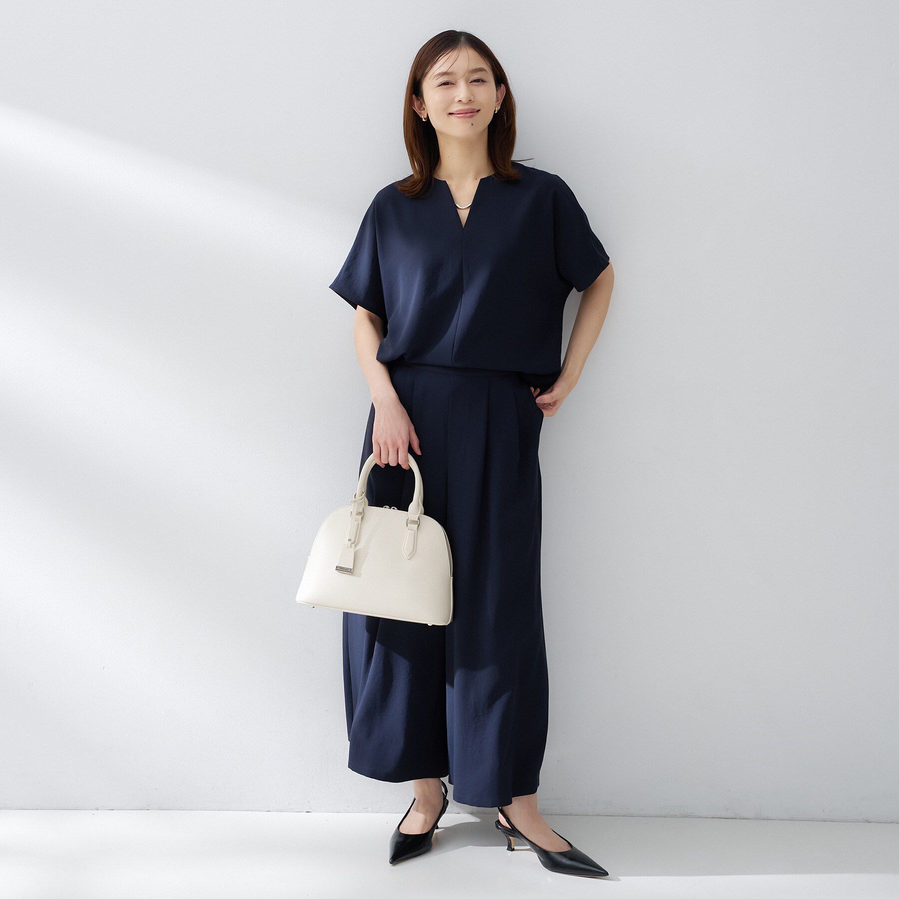 UNTITLED「【夏の名品セットアップが今年も登場！/はっ水/遮熱】リラクミスト キーVネックブラウス」|シャツ・ブラウス|