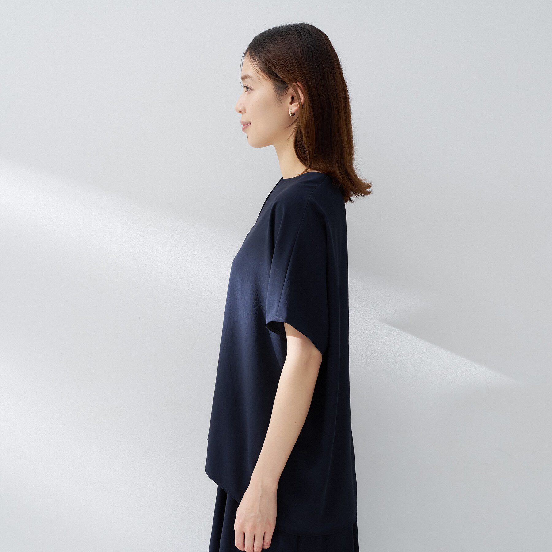 UNTITLED「【夏の名品セットアップが今年も登場！/はっ水/遮熱】リラクミスト キーVネックブラウス」|シャツ・ブラウス|