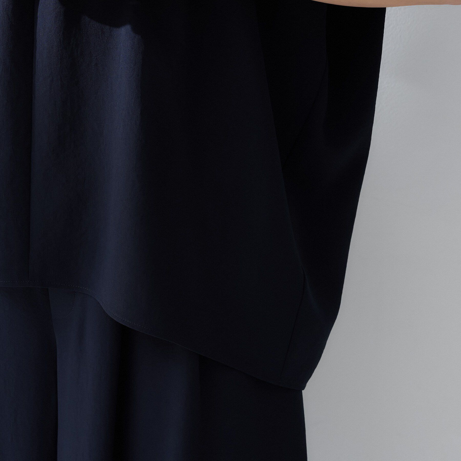 UNTITLED「【夏の名品セットアップが今年も登場！/はっ水/遮熱】リラクミスト キーVネックブラウス」|シャツ・ブラウス|