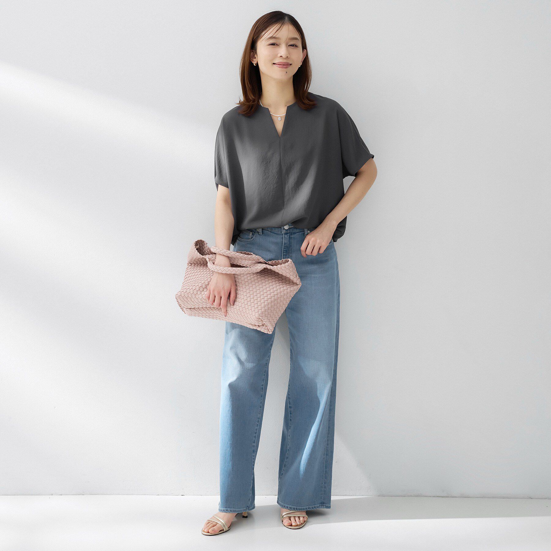 UNTITLED「【夏の名品セットアップが今年も登場！/はっ水/遮熱】リラクミスト キーVネックブラウス」|シャツ・ブラウス|