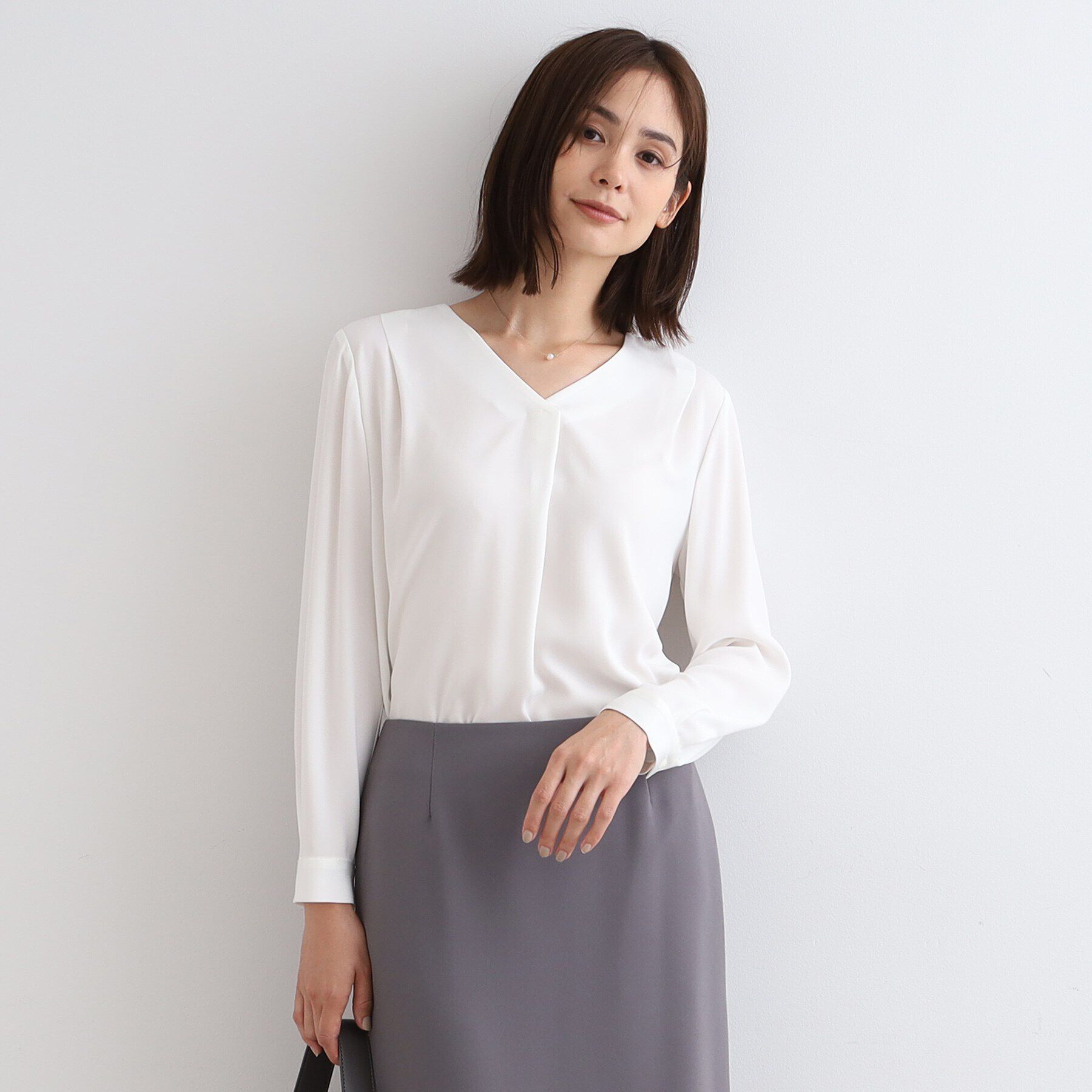 INDIVI「【通勤に最適／Vネック】タックデザインブラウス」|シャツ・ブラウス|オフホワイト(003
