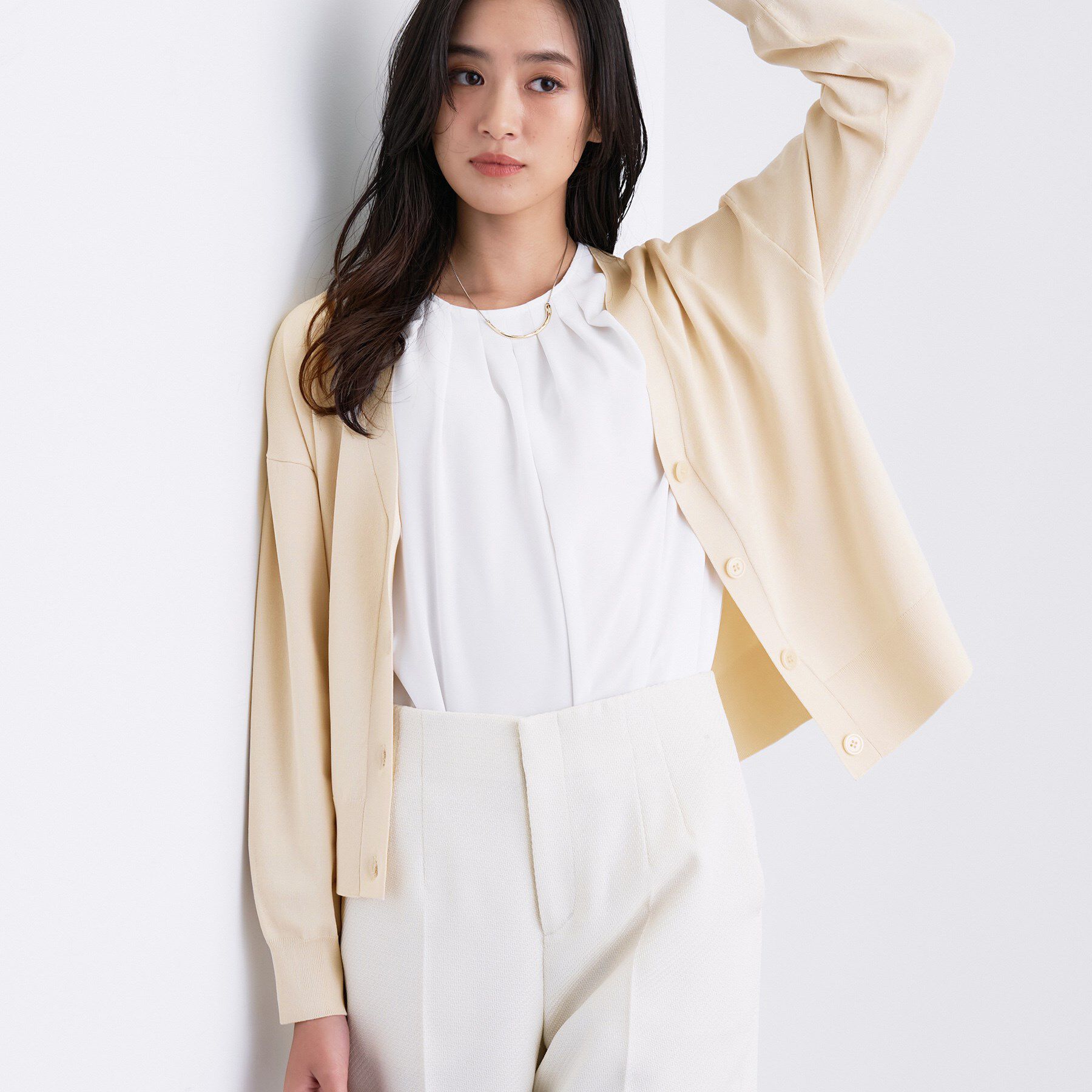 INDIVI「Vネック ストレッチカーディガン」|カーディガン|グレージュ(050)