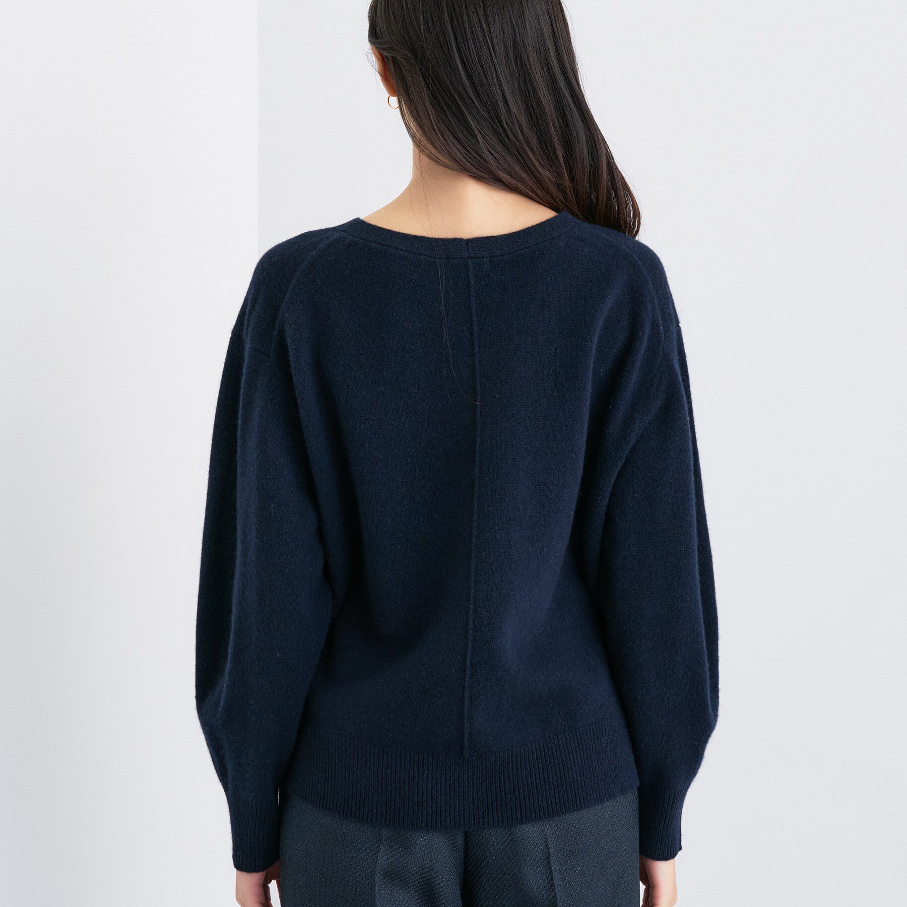 INDIVI「【洗える／カシミヤ混】ミドルゲージVネックニット」|ニット・セーター|