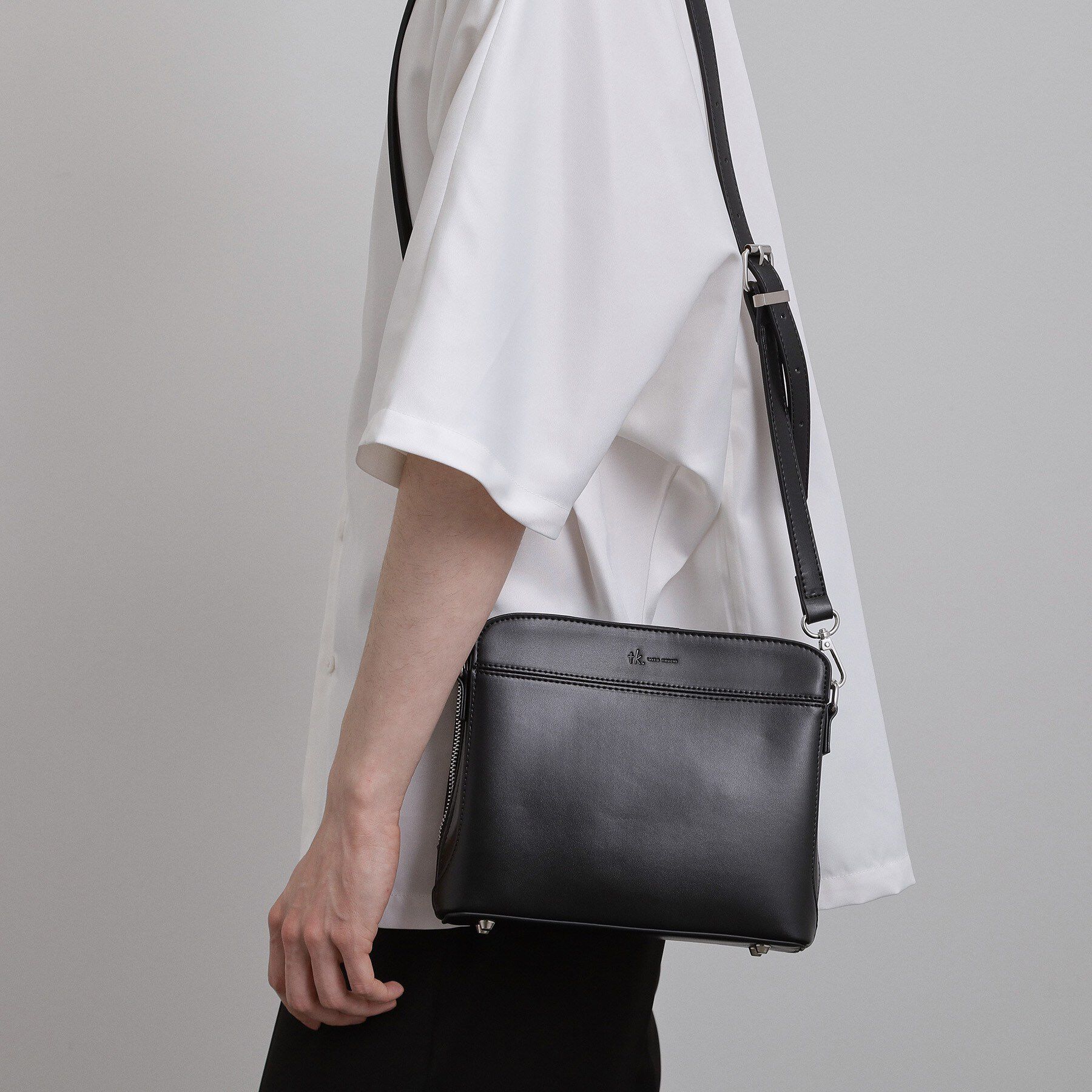 tk.TAKEO KIKUCHI「フラットショルダーバッグ」|ショルダー・メッセンジャー|ブラック(019)