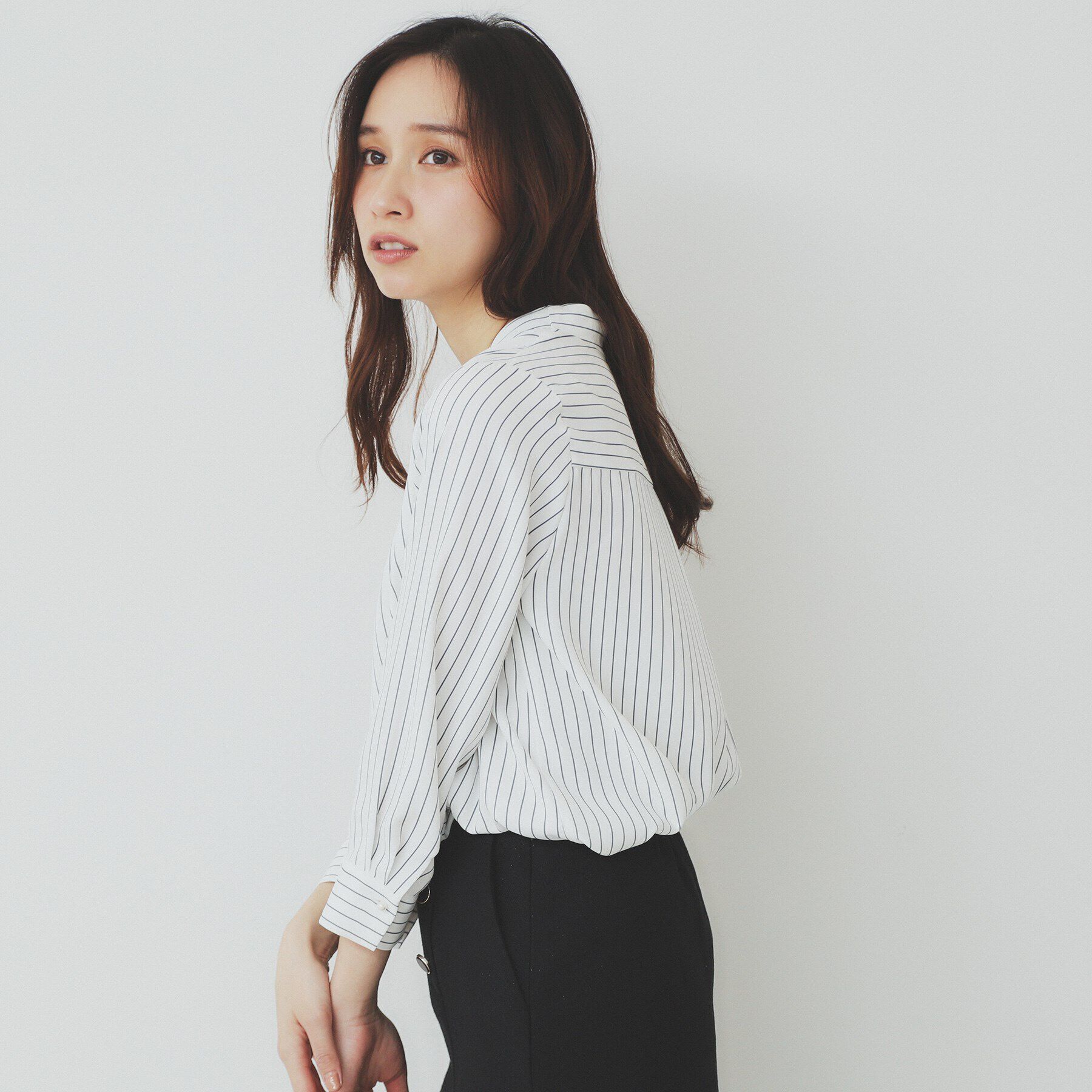 index「Vネックパール調ブラウス【洗濯機洗い可/イージーアイロン】」|シャツ・ブラウス|