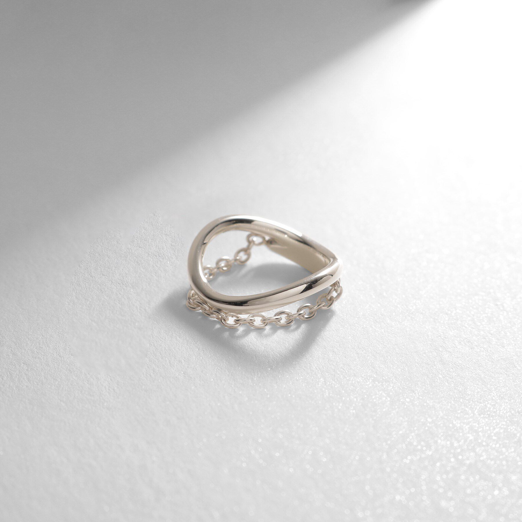 COCOSHNIK ONKITSCH「シルバー ドレープチェーン カーブリング」|リング|