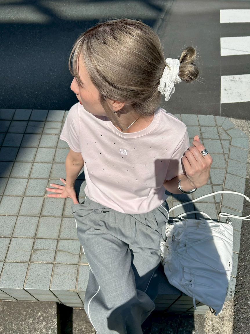 FURFUR「【WEB限定】ビジュー付きロゴ刺繍Tシャツ」|Tシャツ・カットソー|