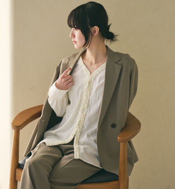 BEAUTY&YOUTH UNITED ARROWS「【WEB限定 Wardrobe DAILY MINIMAL】ラッフル Vネックブラウス ウォッシャブル」|シャツ・ブラウス|OFF WHITE