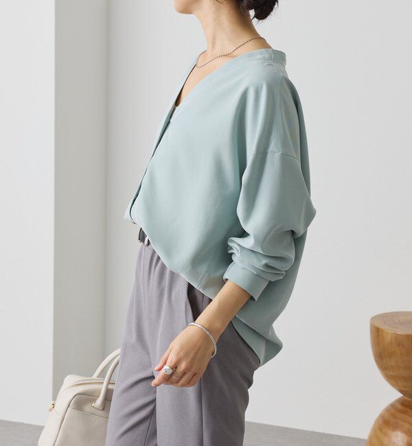  「【女性らしい抜け感】メタルボタンノーカラーブラウス」|シャツ・ブラウス|