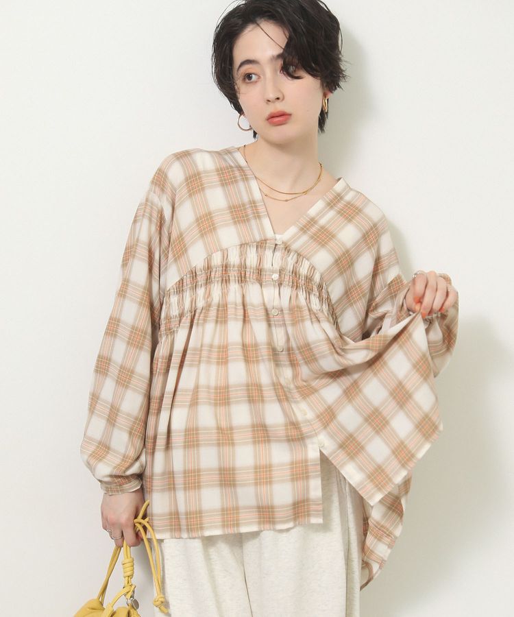 Green Parks「【しゃれシャツ】イージーケアVネックチェックブラウス」|シャツ・ブラウス|Beige