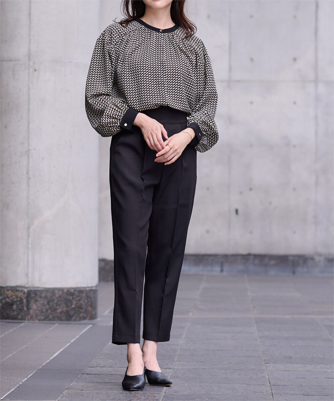 ur's「ハイウエストタックテーパードパンツ」|スラックス|