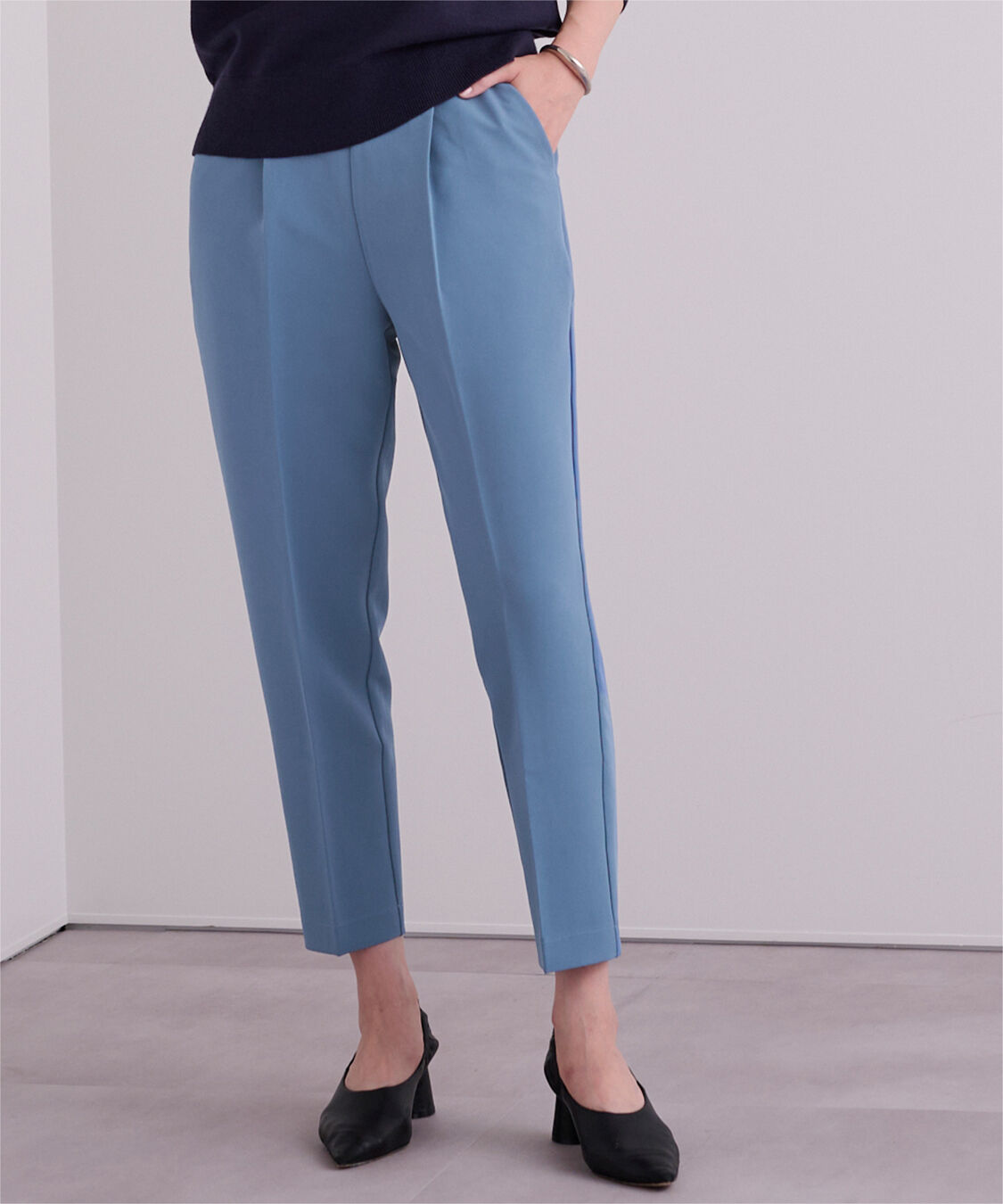 ur's「ハイウエストタックテーパードパンツ」|スラックス|ブルー