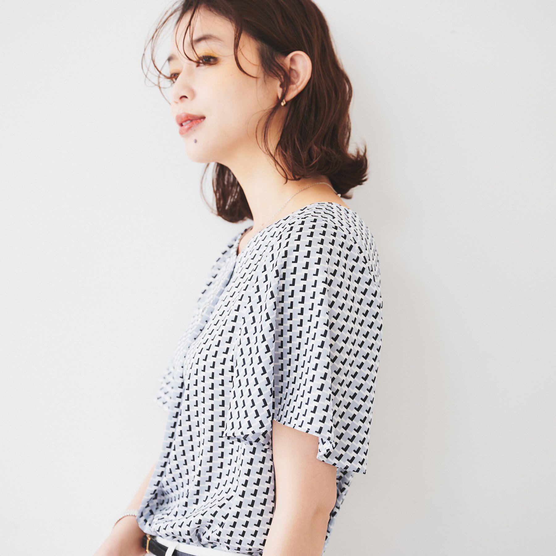 UNTITLED「【通勤/二の腕カバー】ジオメトリック柄 Vネックブラウス」|シャツ・ブラウス|