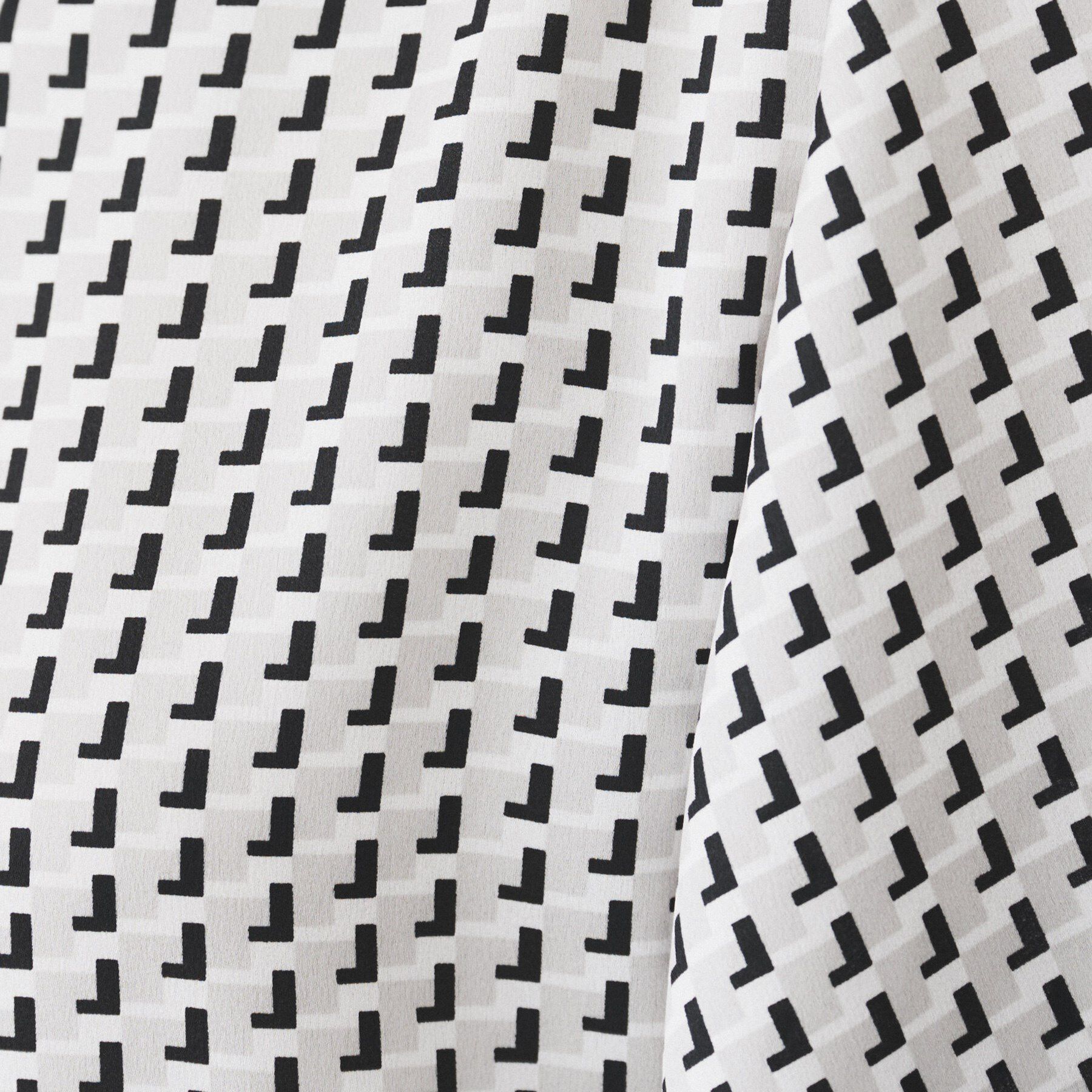 UNTITLED「【通勤/二の腕カバー】ジオメトリック柄 Vネックブラウス」|シャツ・ブラウス|