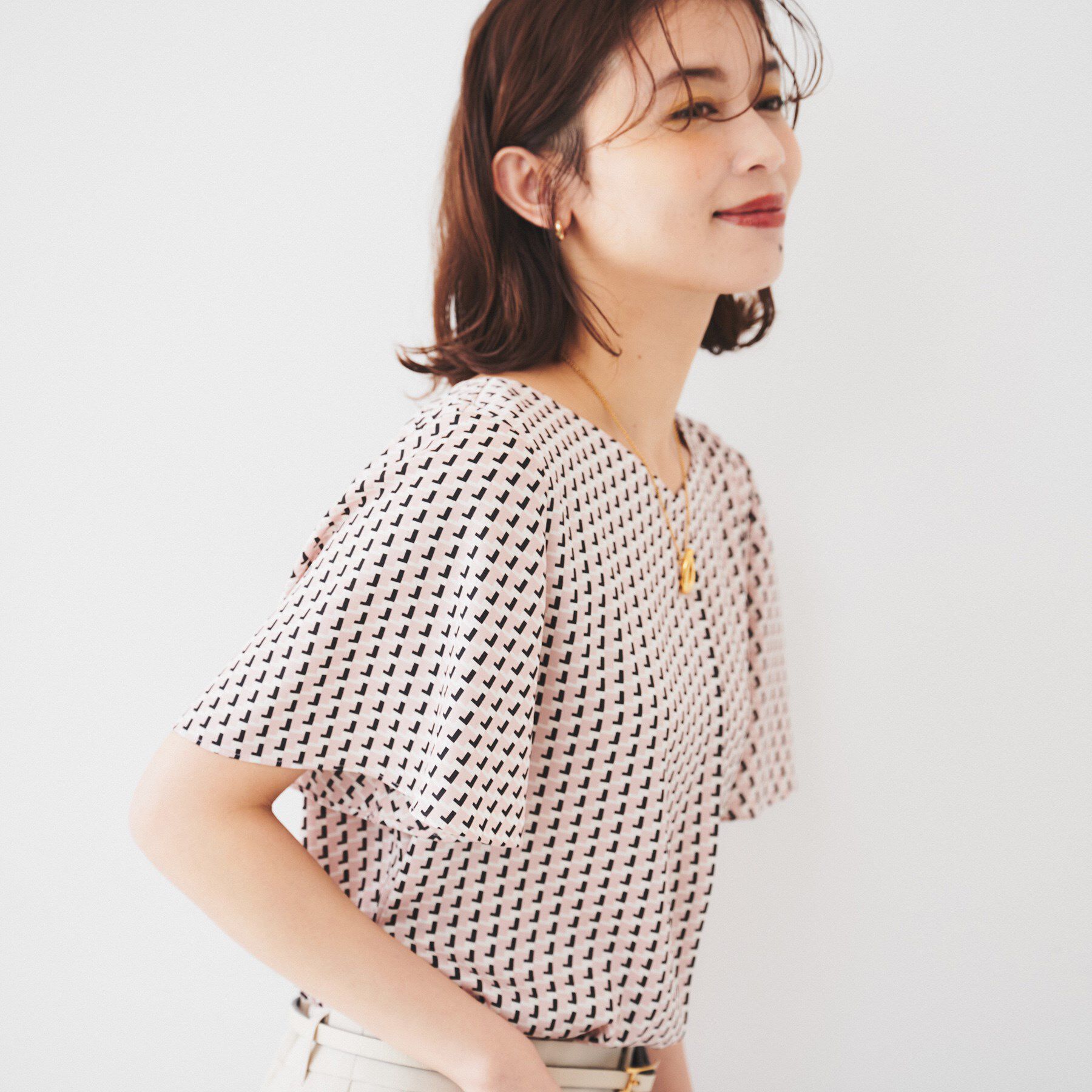 UNTITLED「【通勤/二の腕カバー】ジオメトリック柄 Vネックブラウス」|シャツ・ブラウス|