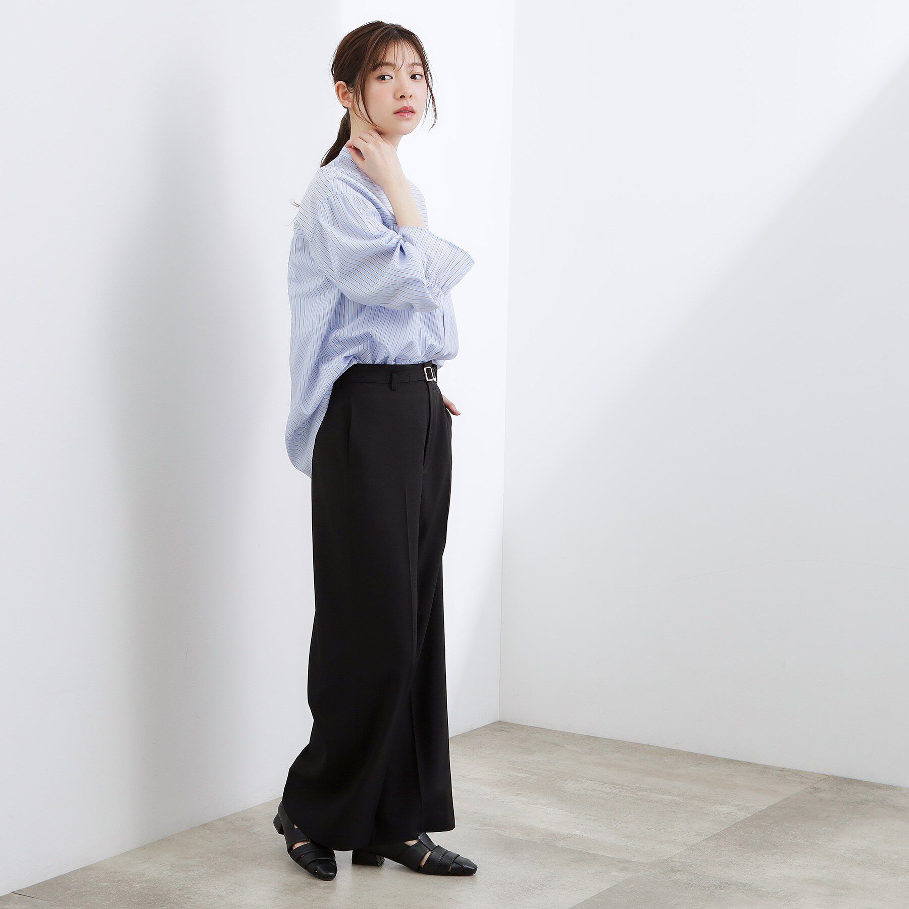 grove「【貴島明日香さん着用／イージーケア／接触冷感】麻ブレンドスタンドギャザーシャツ」|シャツ・ブラウス|