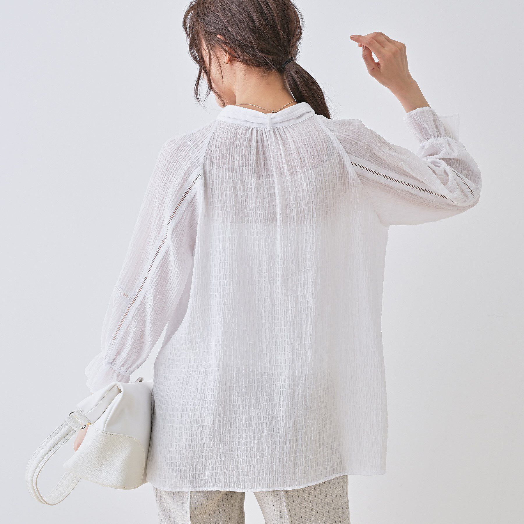 INDIVI「【洗える／シャーリング素材】ボリューム袖エアリーブラウス」|シャツ・ブラウス|