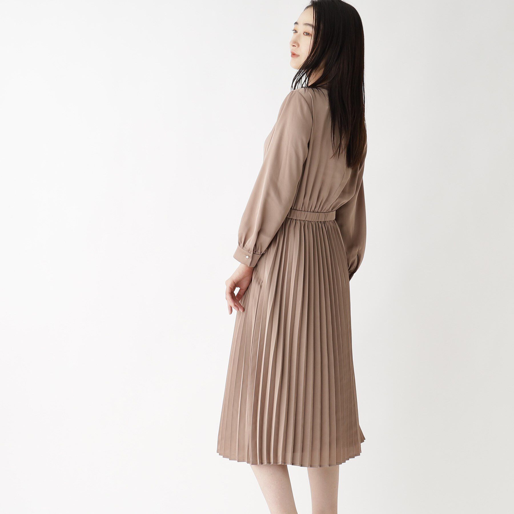 OPAQUE.CLIP「≪通勤・セレモニー対応≫ サテンプリーツワンピース【洗濯機洗い可】」|ワンピース|