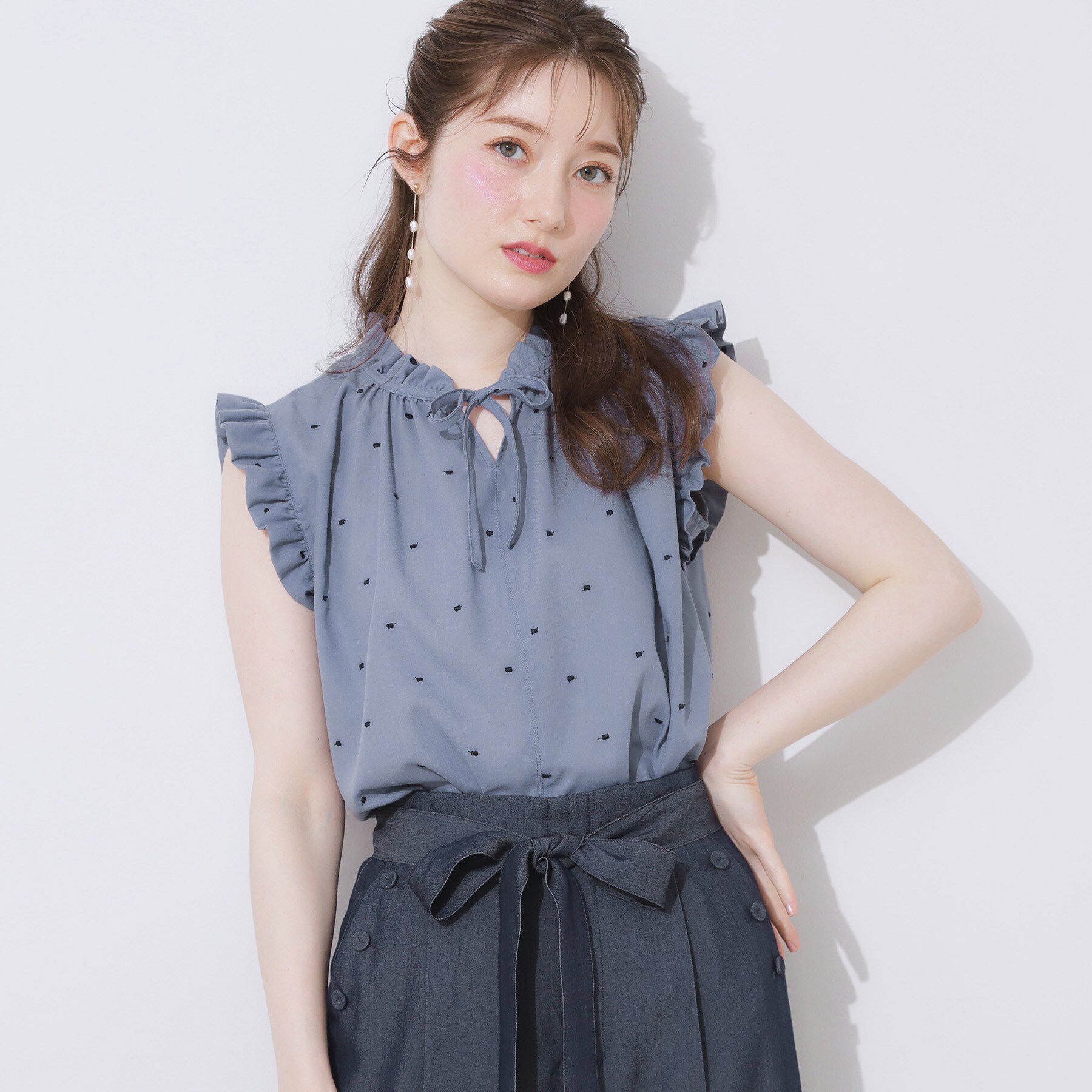 Couture broach「【マシンウォッシャブル】ドット刺繍リボンデザインブラウス」|シャツ・ブラウス|