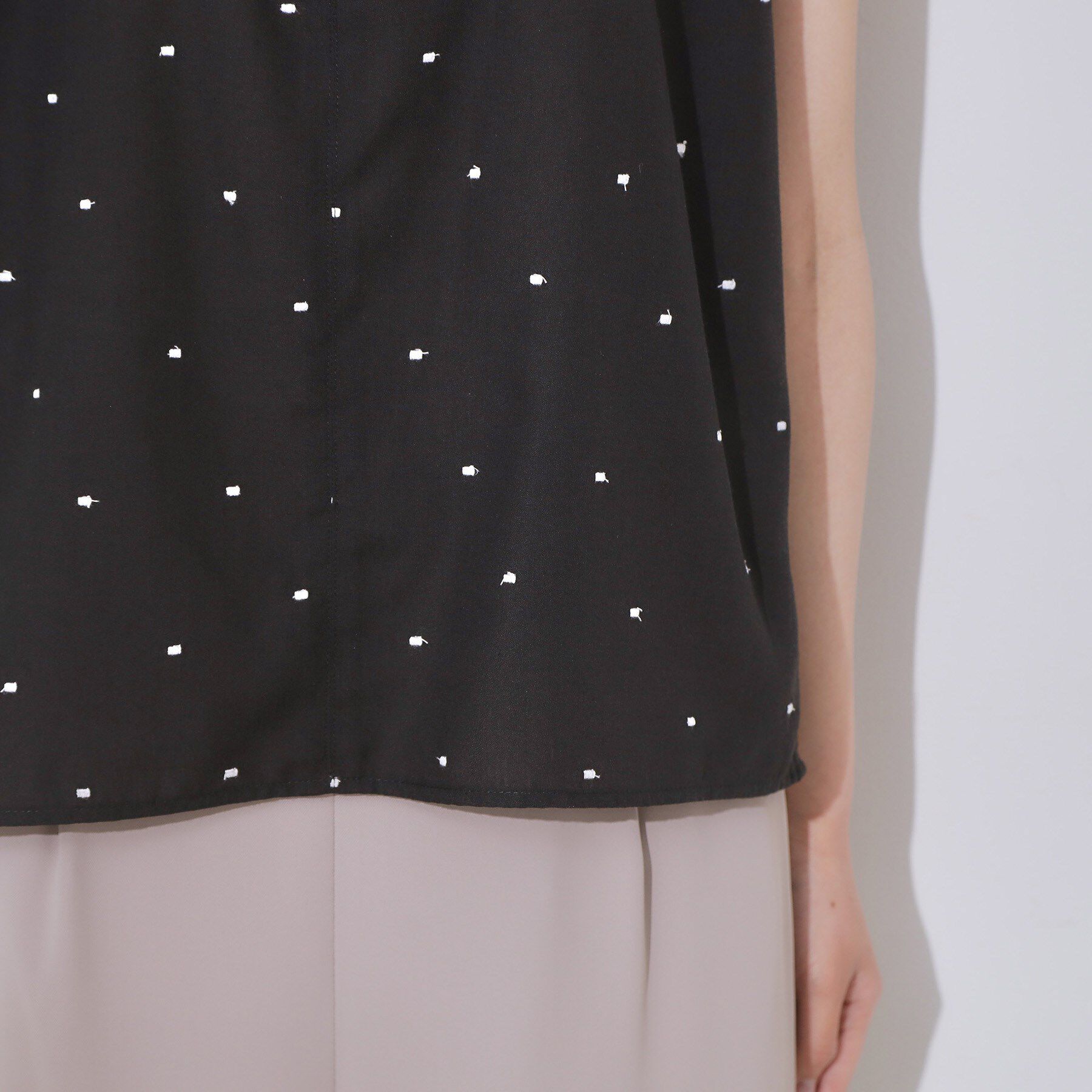 Couture broach「【マシンウォッシャブル】ドット刺繍リボンデザインブラウス」|シャツ・ブラウス|