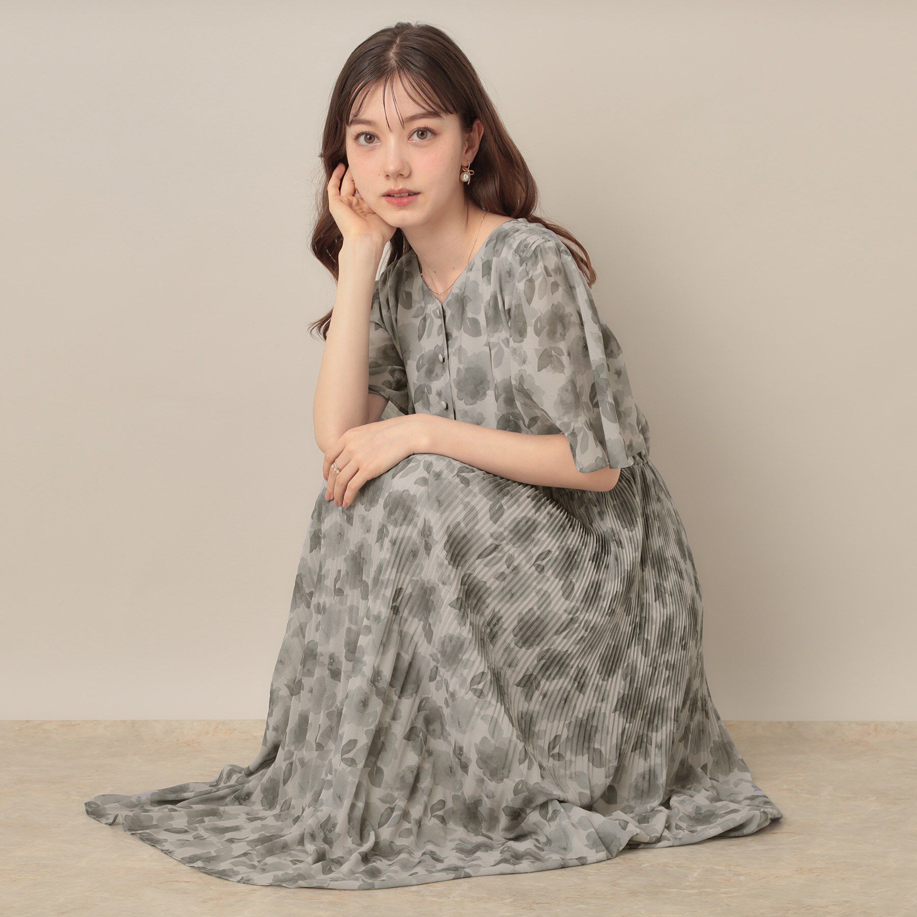 Couture broach「【二の腕カバー・楽ちん・通勤】シフォンプリーツワンピース」|ワンピース|グレー(112)