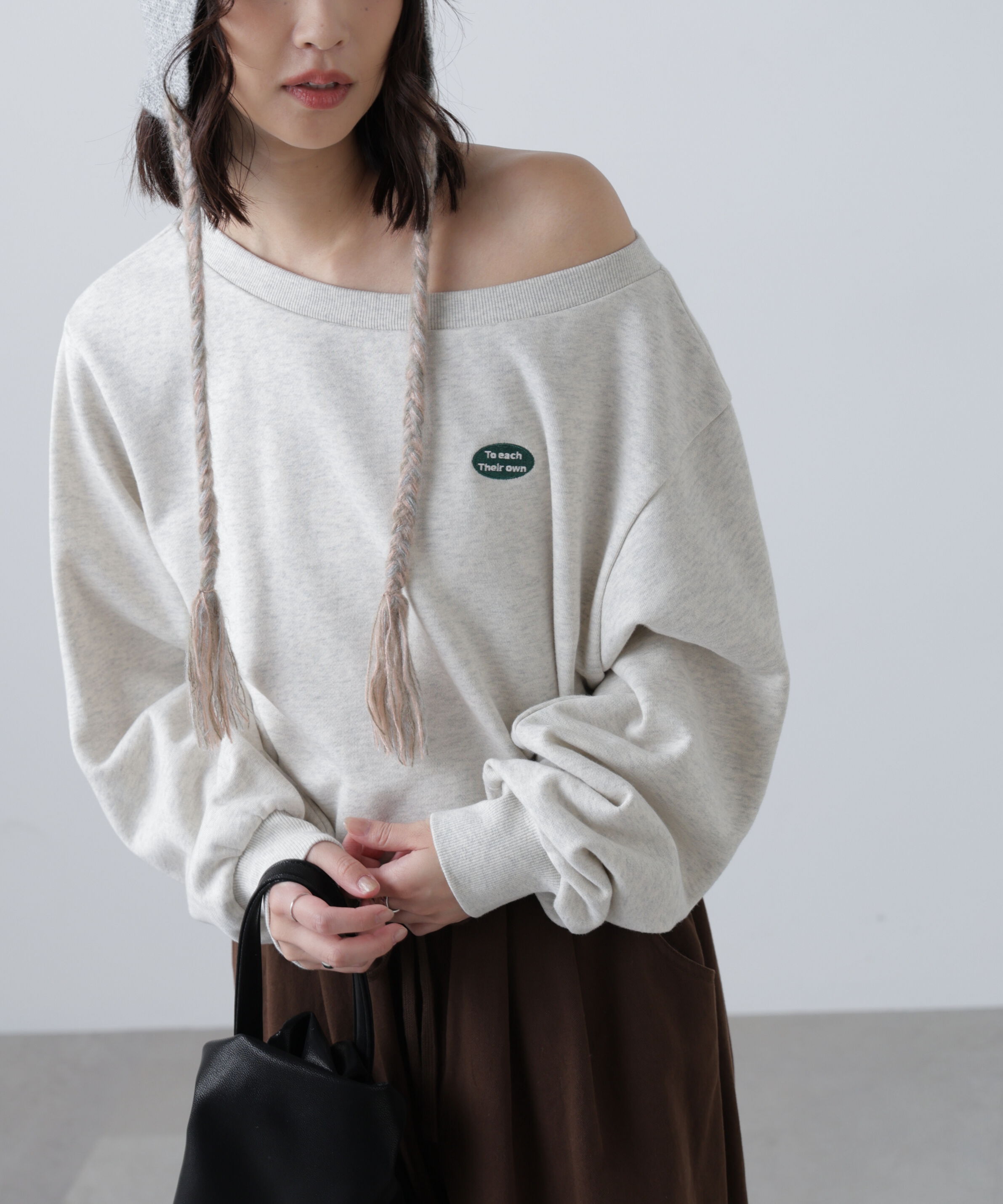  「オフショルワンポイント刺繍スウェット」|Tシャツ・カットソー|オートミール1