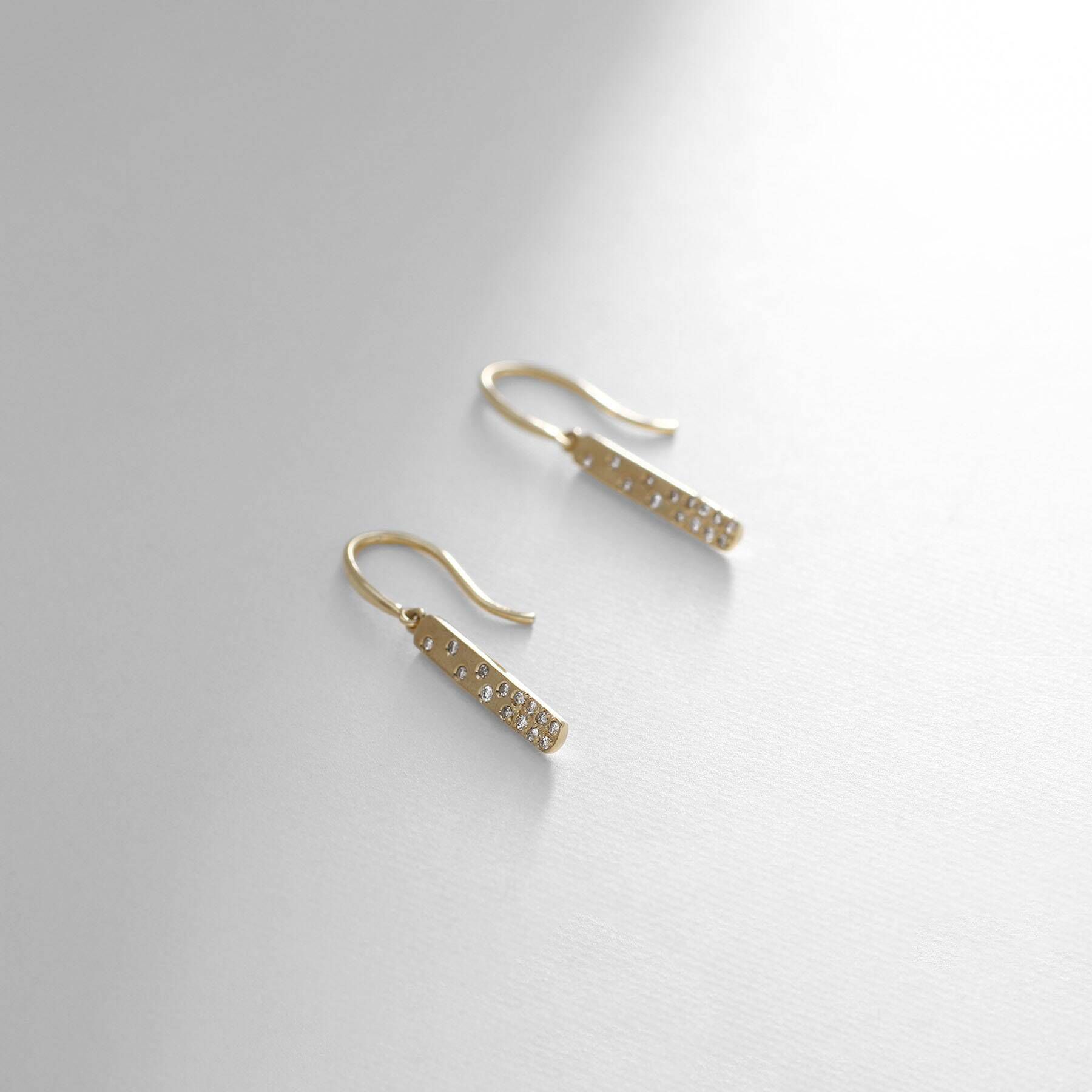 COCOSHNIK「K18ダイヤモンド アラシパヴェ バーフックピアス」|ピアス|