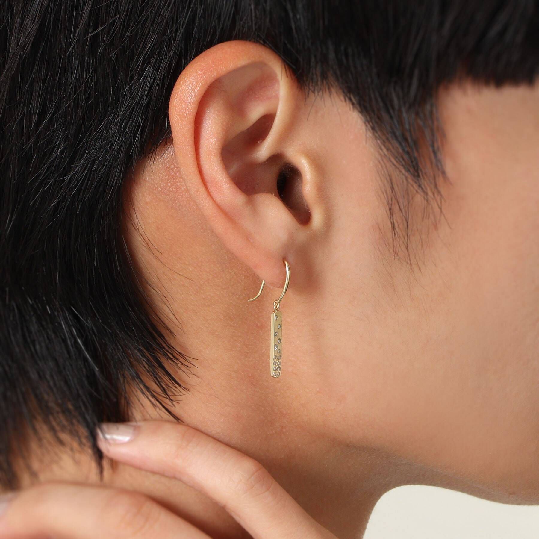 COCOSHNIK「K18ダイヤモンド アラシパヴェ バーフックピアス」|ピアス|