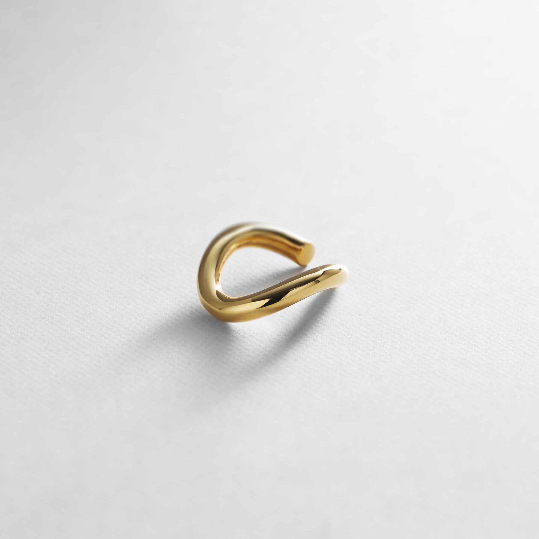 COCOSHNIK ONKITSCH「シルバー ラインイヤーカフ カーブ GP」|イヤリング|ゴールド(600)