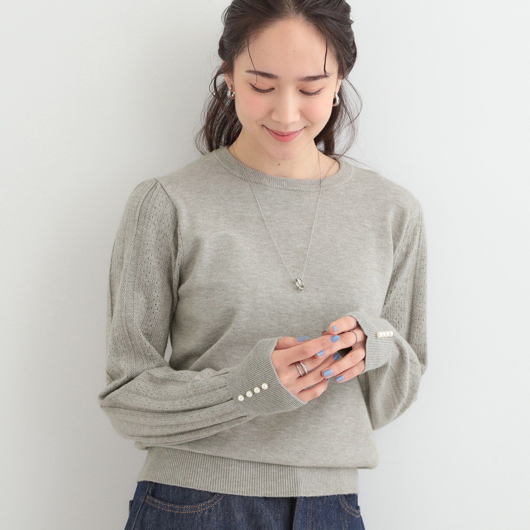 SHOO･LA･RUE「【洗濯機可/S-LL】手元美しく パールボタン&お袖編み柄切り替えニット」|ニット・セーター|グレー(012)