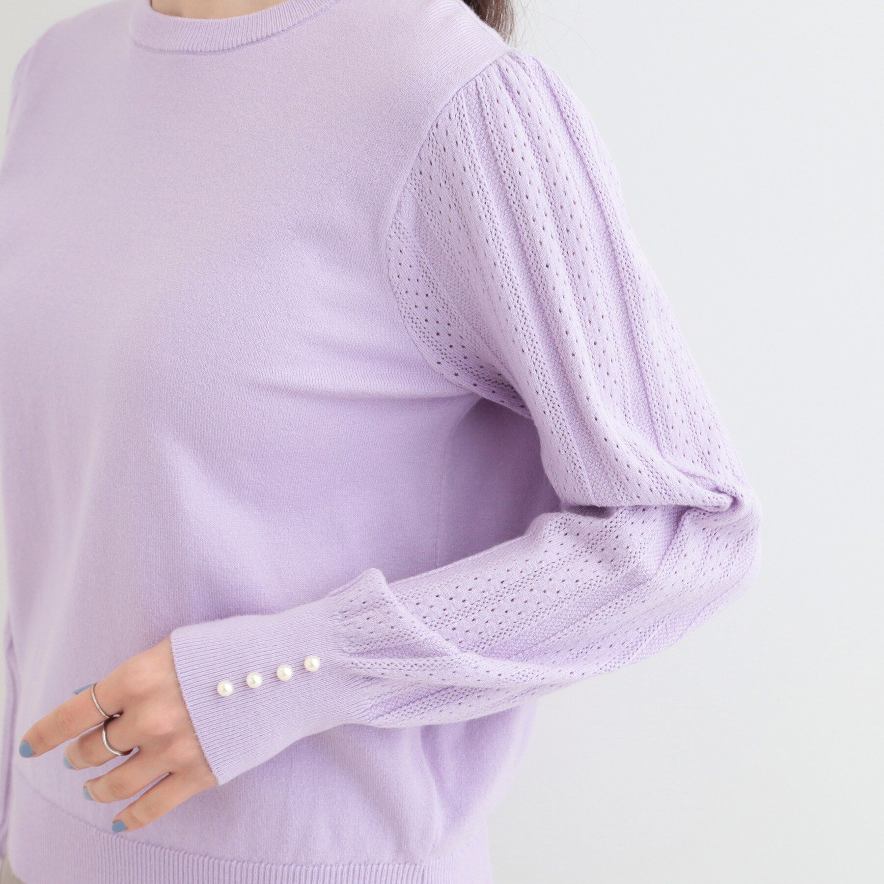 SHOO･LA･RUE「【洗濯機可/S-LL】手元美しく パールボタン&お袖編み柄切り替えニット」|ニット・セーター|