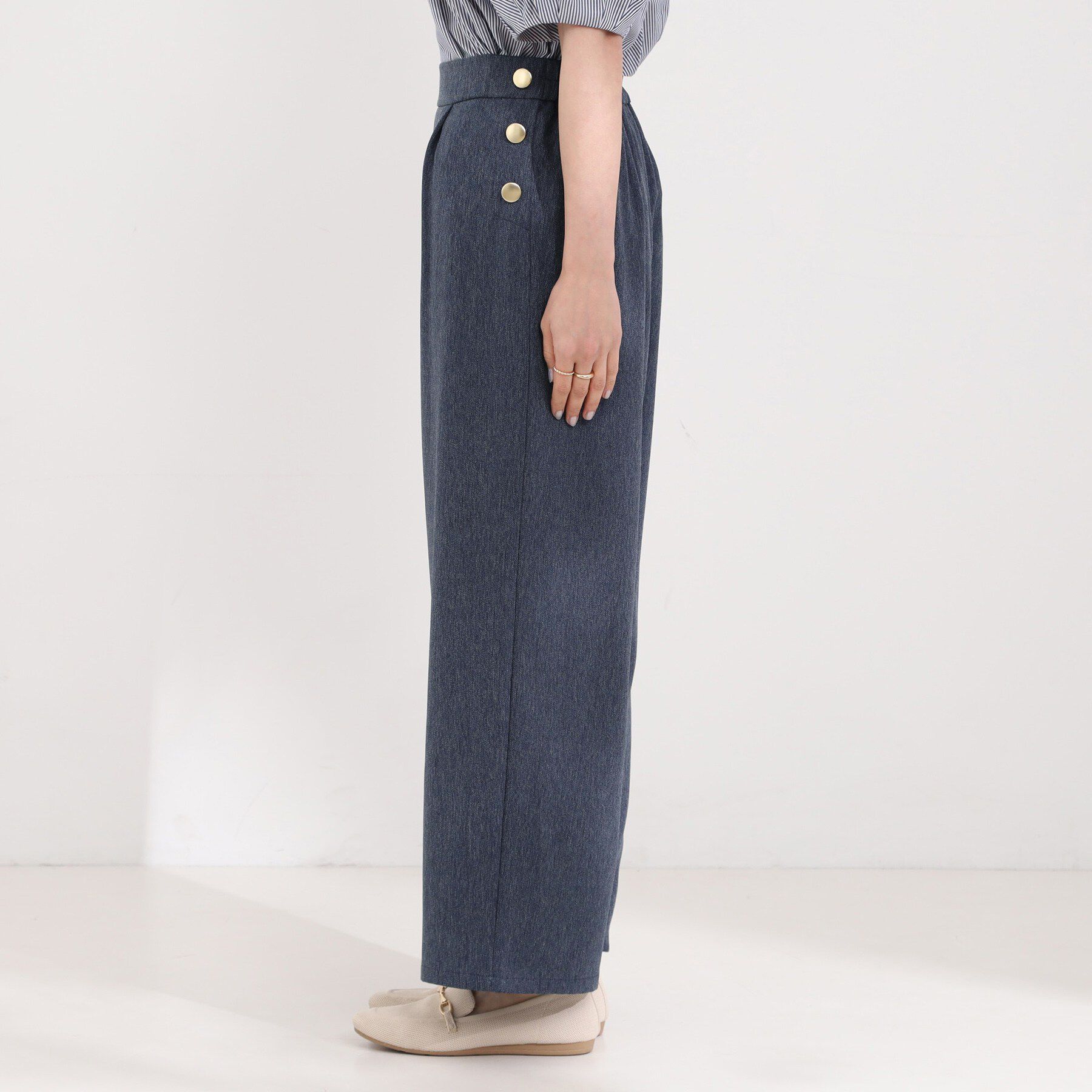 SHOO･LA･RUE「【S=LL】脚のラインを拾いにくい サイドボタン付きデニム風ワイドパンツ」|その他|