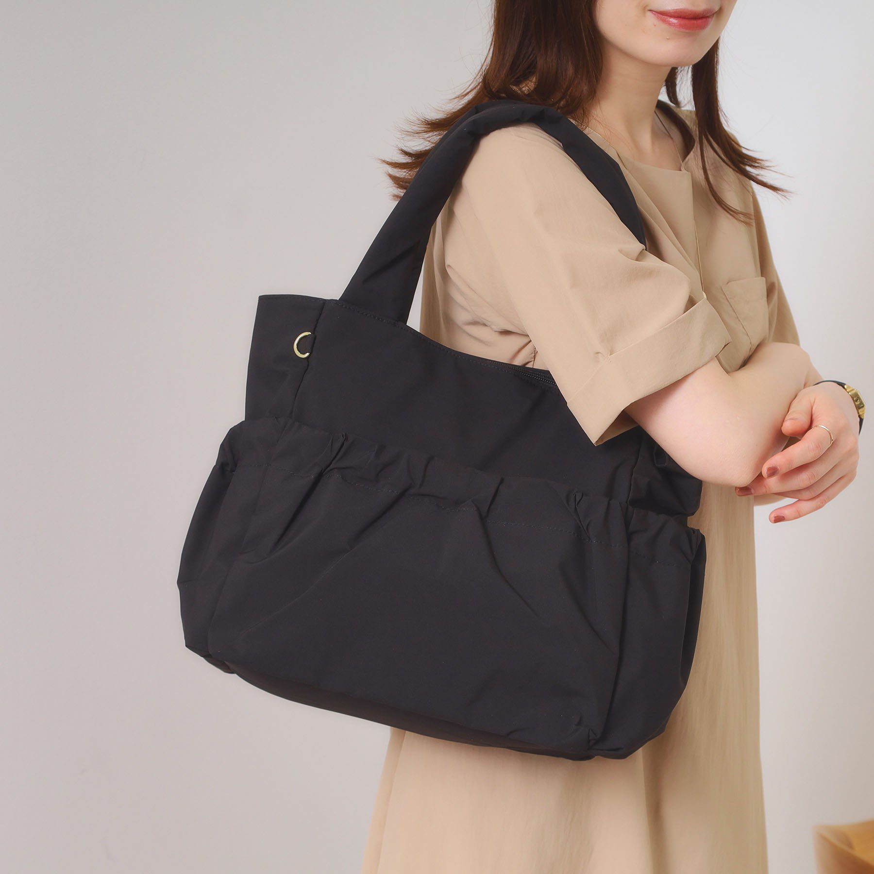 ITS&rsquo;DEMO「【A4／9ポケット】ふんわり軽量撥水トート」|トートバッグ|ブラック(019)