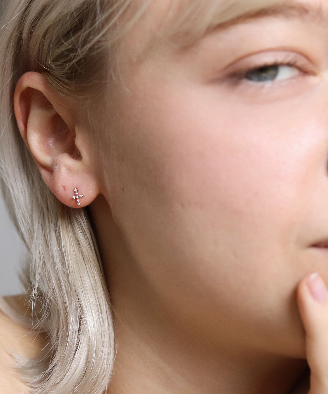  「ダイヤモンド クロス ピアス | K10YG 〈世界最小〉」|ピアス|