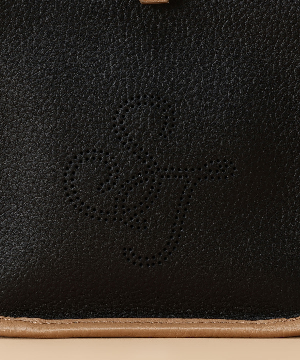 Samantha Thavasa「パンチングデザイン スクエアショルダーバッグ」|ショルダー・メッセンジャー|