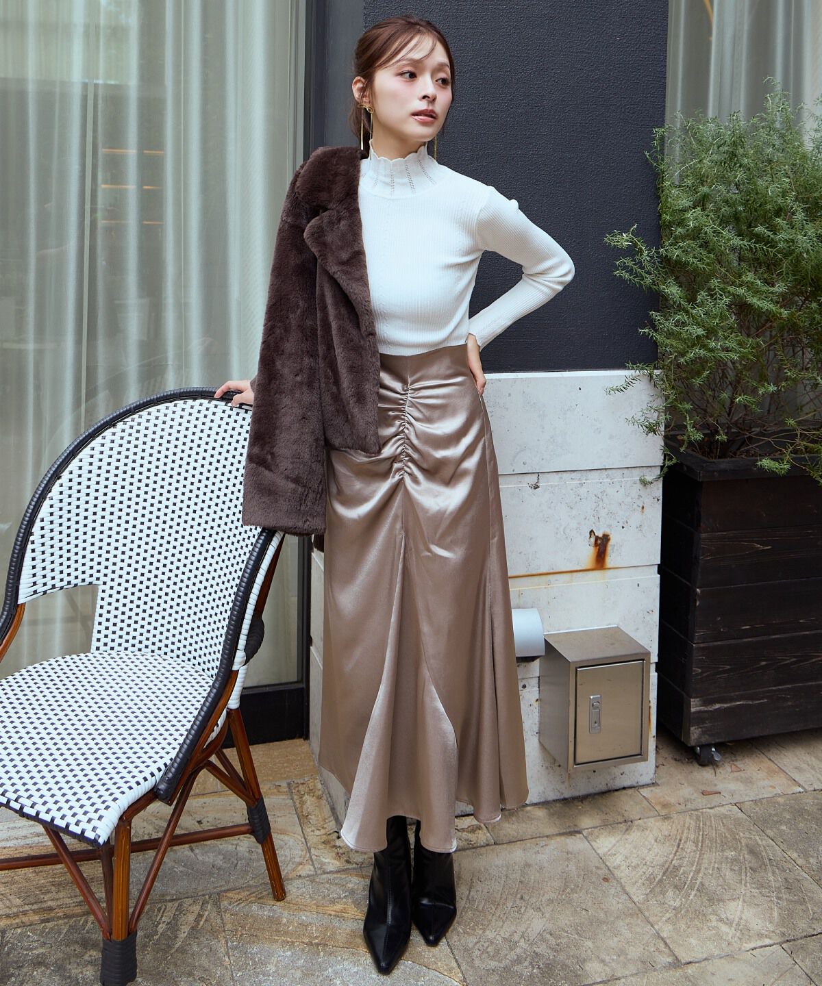 アンドクチュール「ワンサイドシャーリングサテンスカート」|フレア|