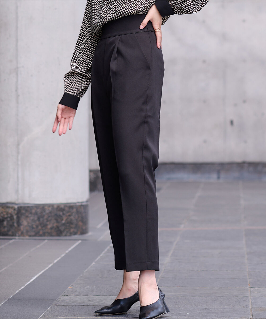 ur's「ハイウエストタックテーパードパンツ」|スラックス|