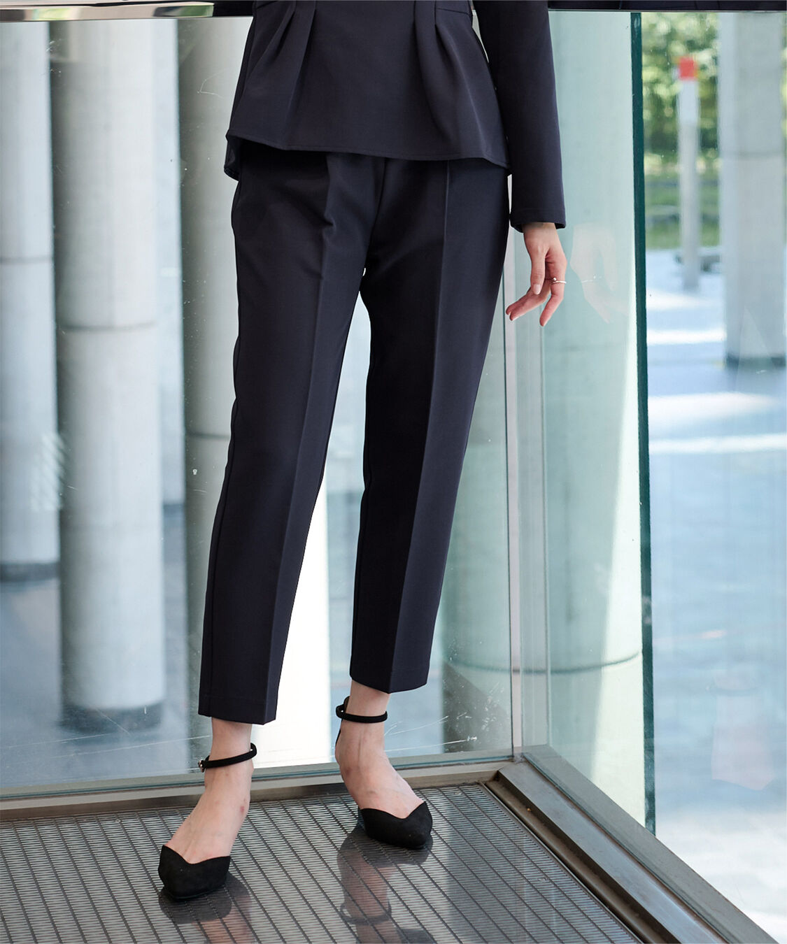 ur's「ハイウエストタックテーパードパンツ」|スラックス|ネイビー