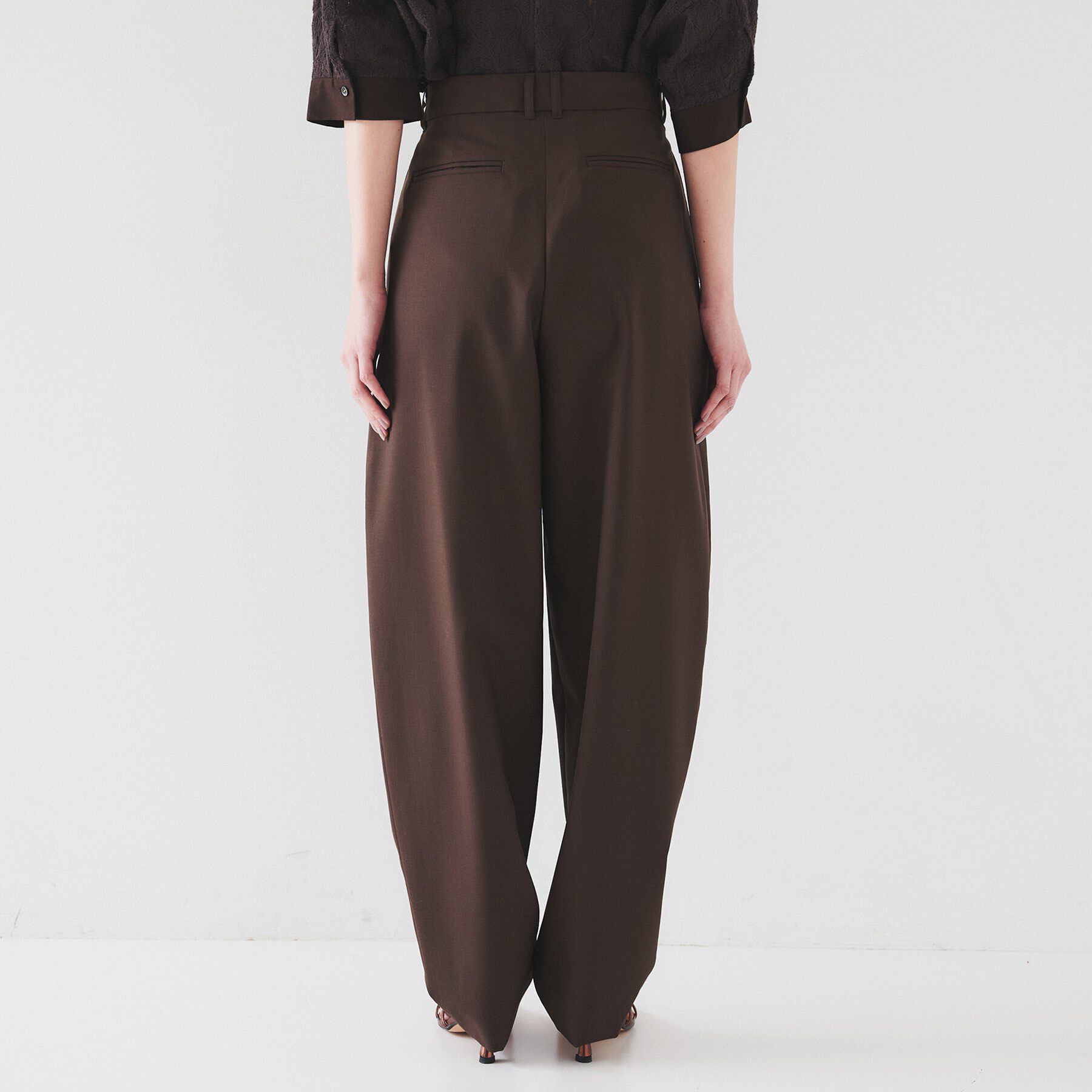 UNTITLED「【オンオフ使える/セットアップ可能】トロピカルウール カーブテーパードパンツ」|その他|