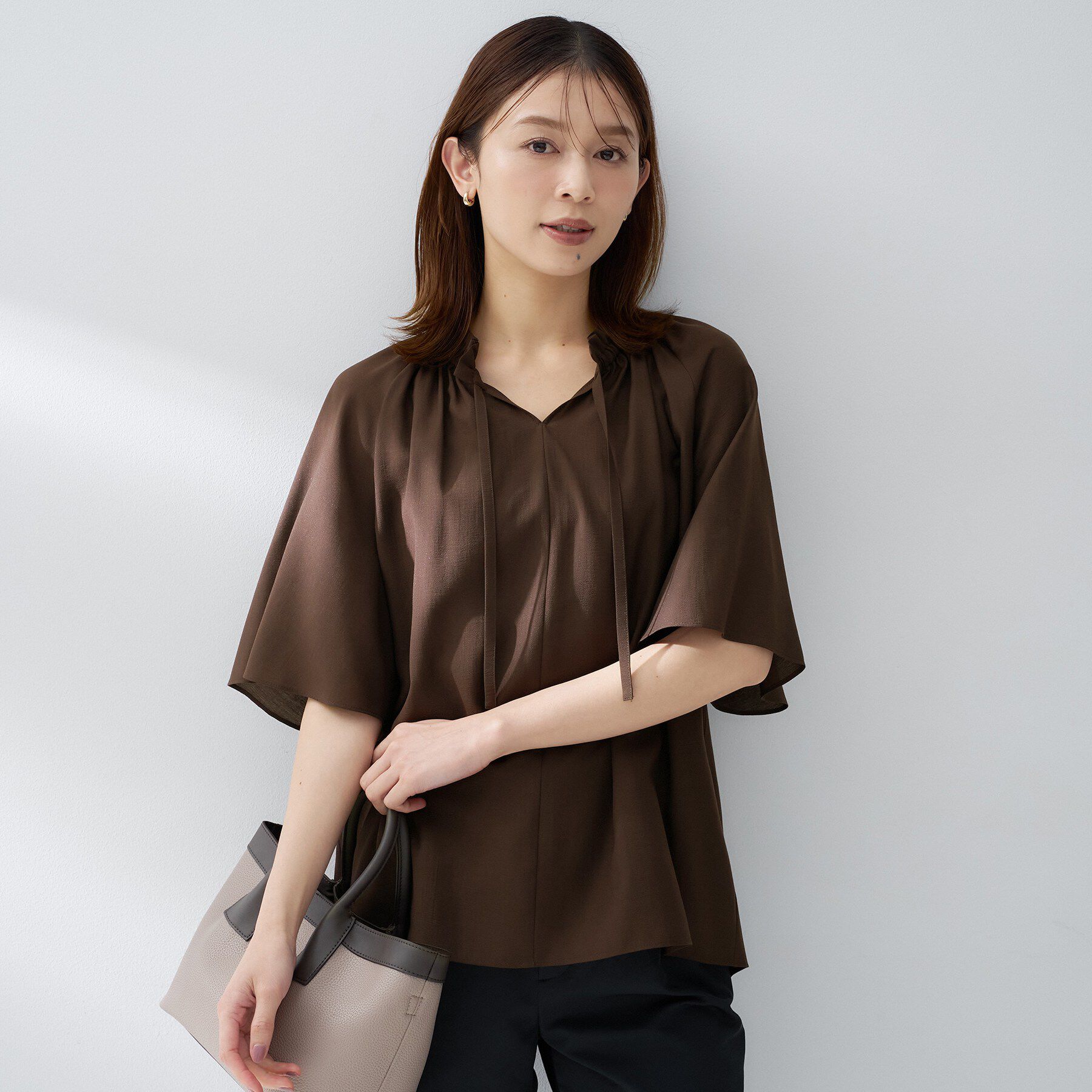 UNTITLED「【シアー/首元フリル】シルキーシフォンブラウス」|シャツ・ブラウス|ブラウン(044)