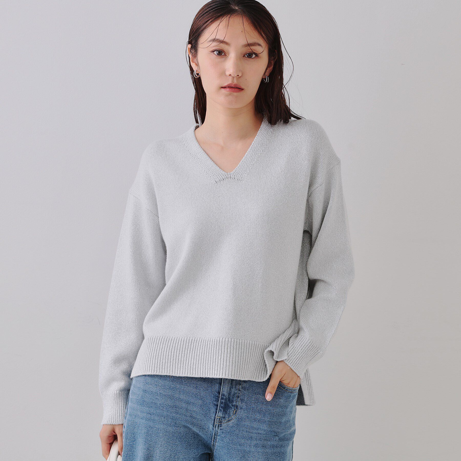 OPAQUE.CLIP「ラメヤーンVネックニット【洗濯機洗い可】」|ニット・セーター|シルバー(606)