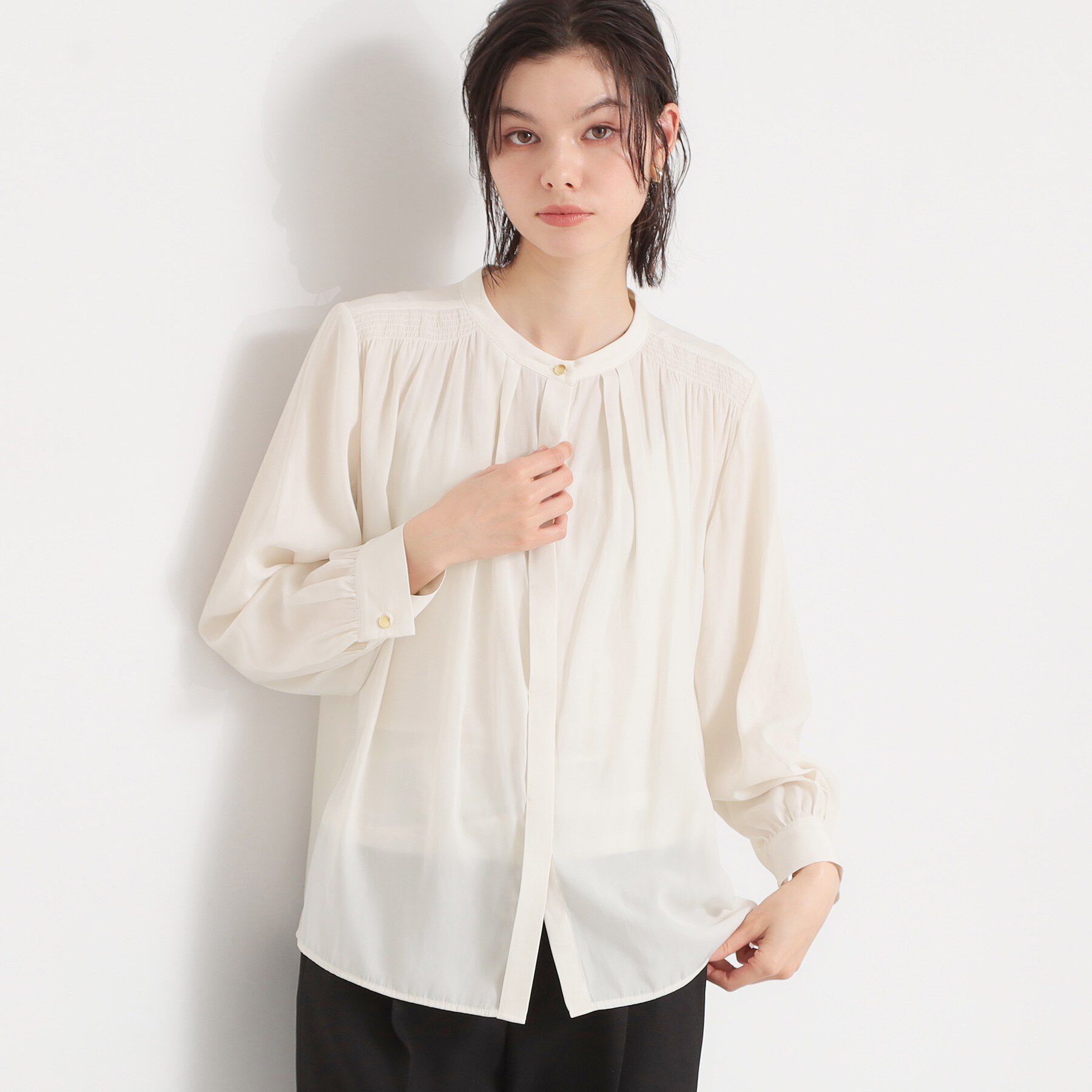 THE SHOP TK「【通勤スタイルに】ヴィンテージサテンギャザーブラウス」|シャツ・ブラウス|オフホワイト(003