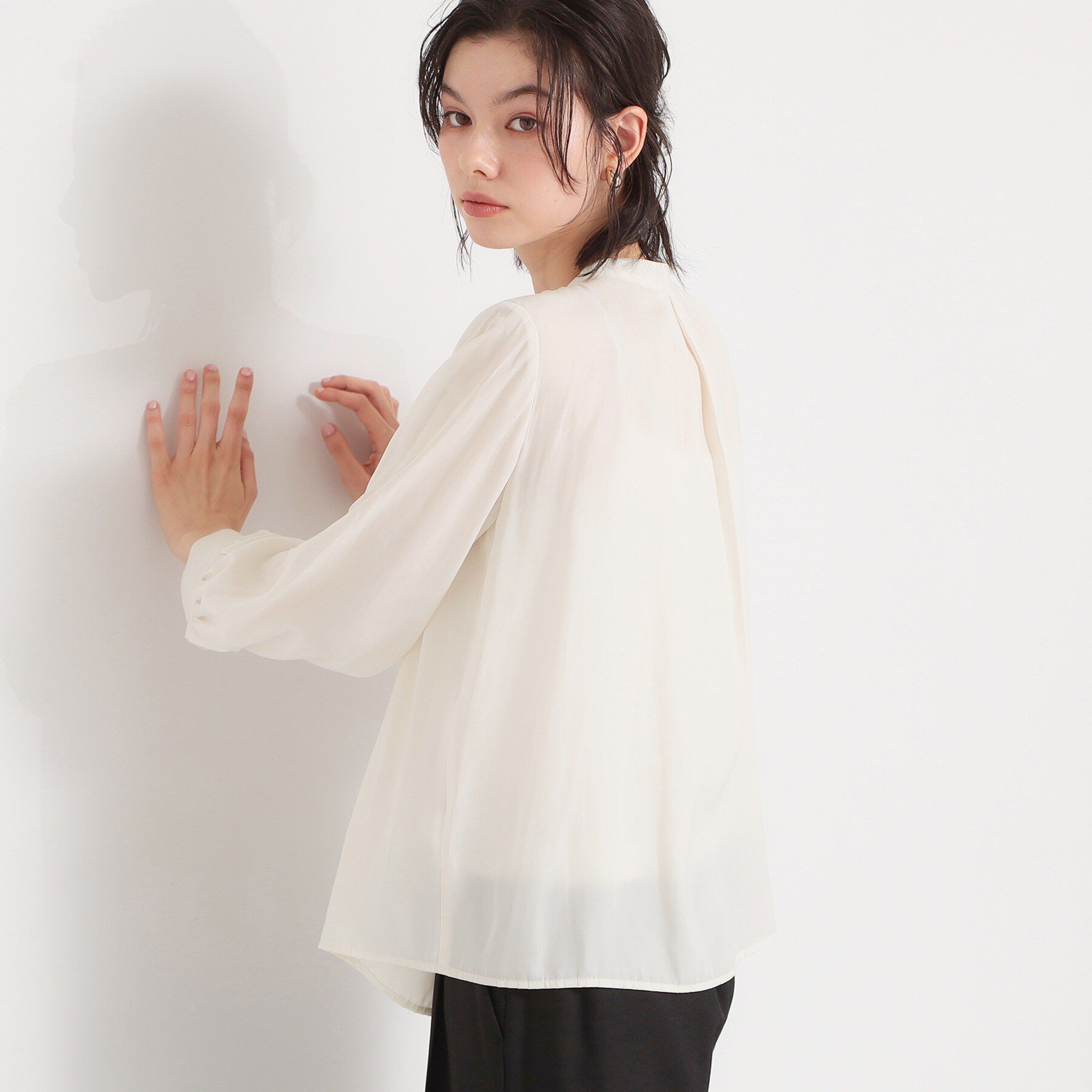 THE SHOP TK「【通勤スタイルに】ヴィンテージサテンギャザーブラウス」|シャツ・ブラウス|