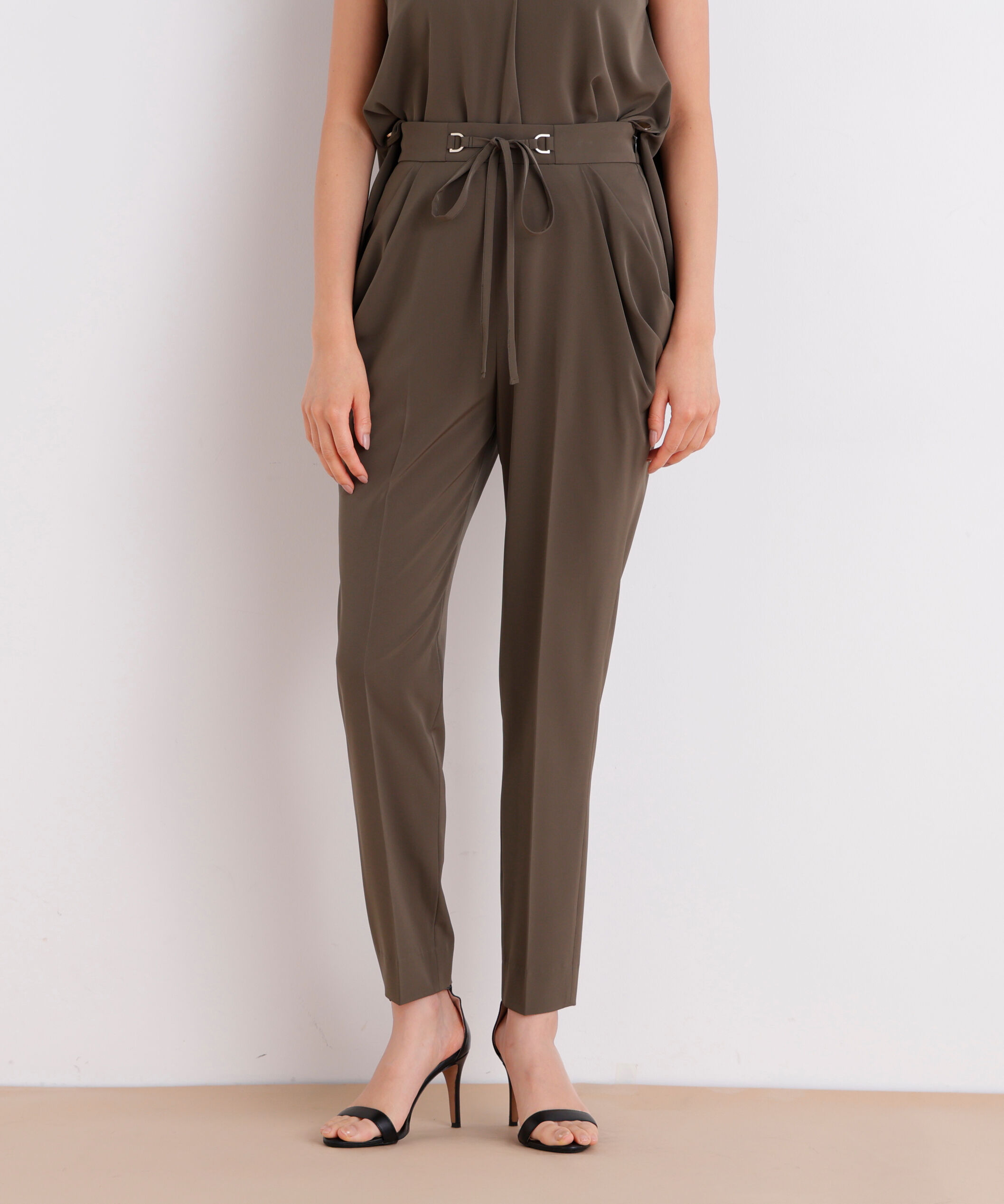  「タックポケットテーパードパンツ」|その他|カーキ