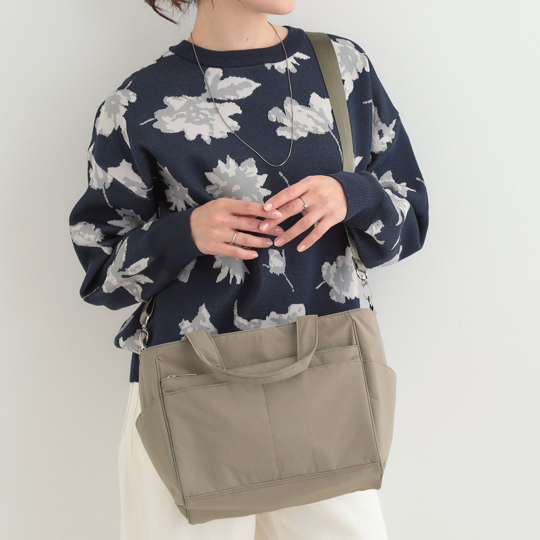 SHOO･LA･RUE「【撥水】12ポケットキャリーオントートバッグ」|トートバッグ|グレージュ(050)