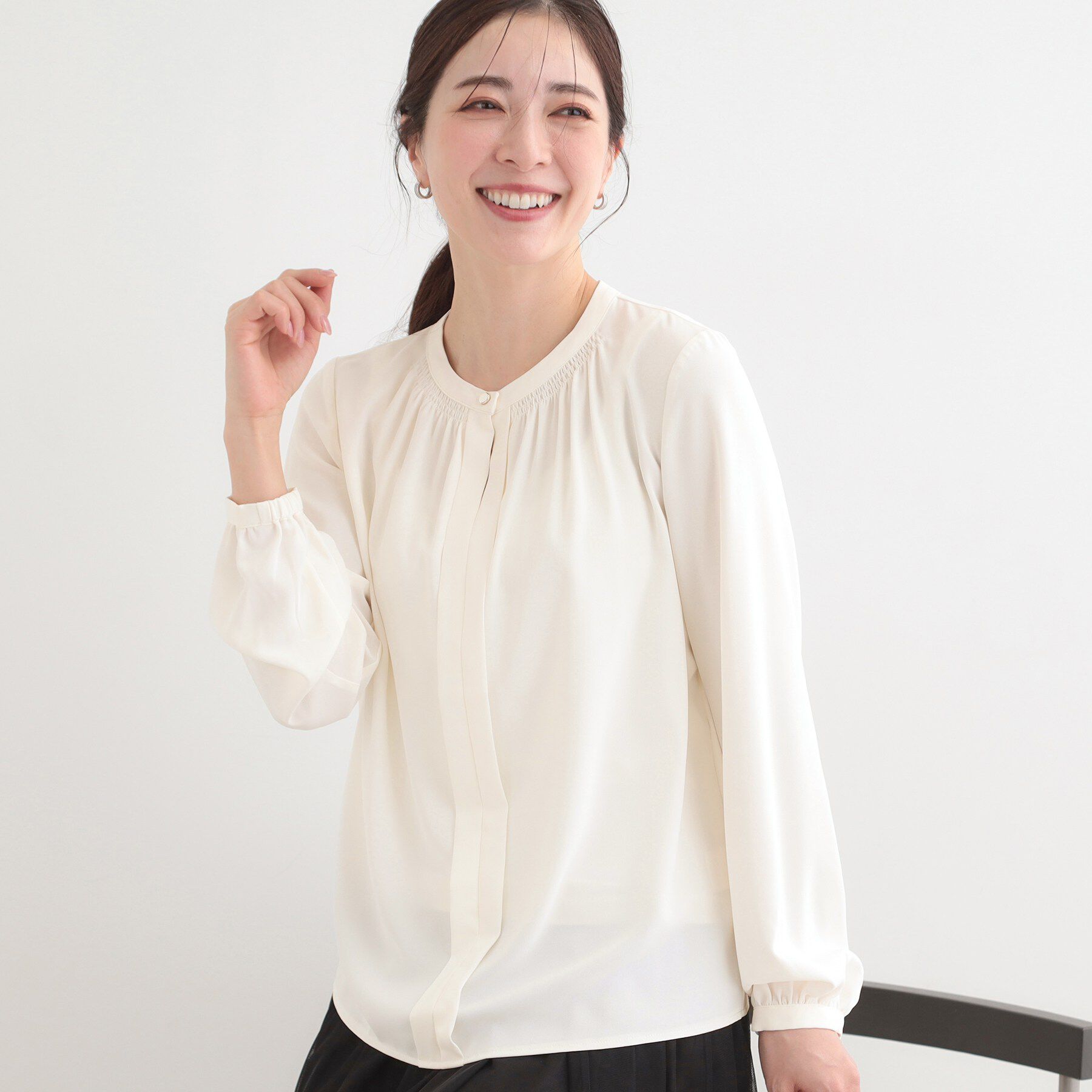 SHOO･LA･RUE「【洗濯機可/吸水速乾/ひんやり/UV】メタルボタンがアクセント ふんわりギャザーブラウス」|シャツ・ブラウス|オフホワイト(003