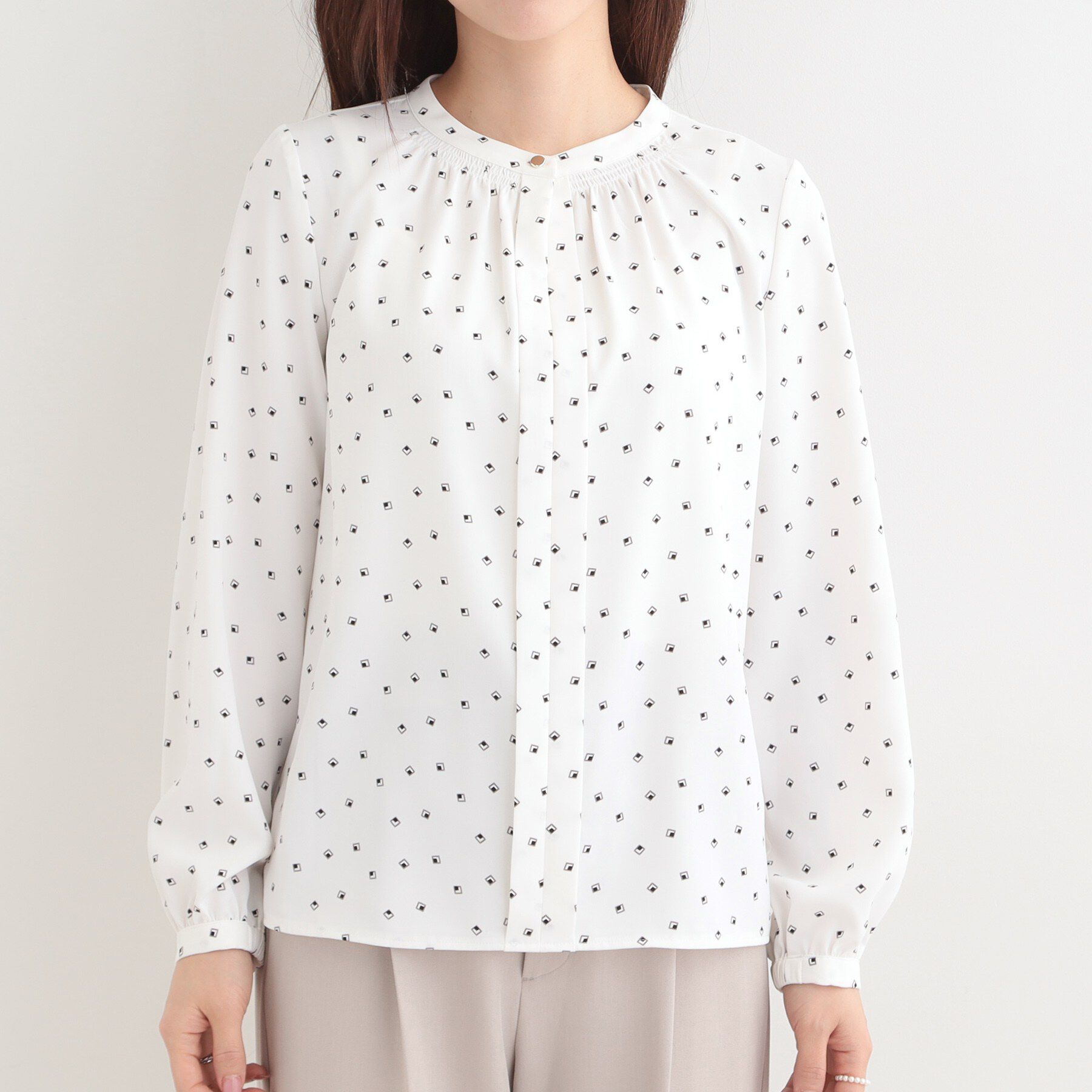 SHOO･LA･RUE「【洗濯機可/吸水速乾/ひんやり/UV】メタルボタンがアクセント ふんわりギャザーブラウス」|シャツ・ブラウス|